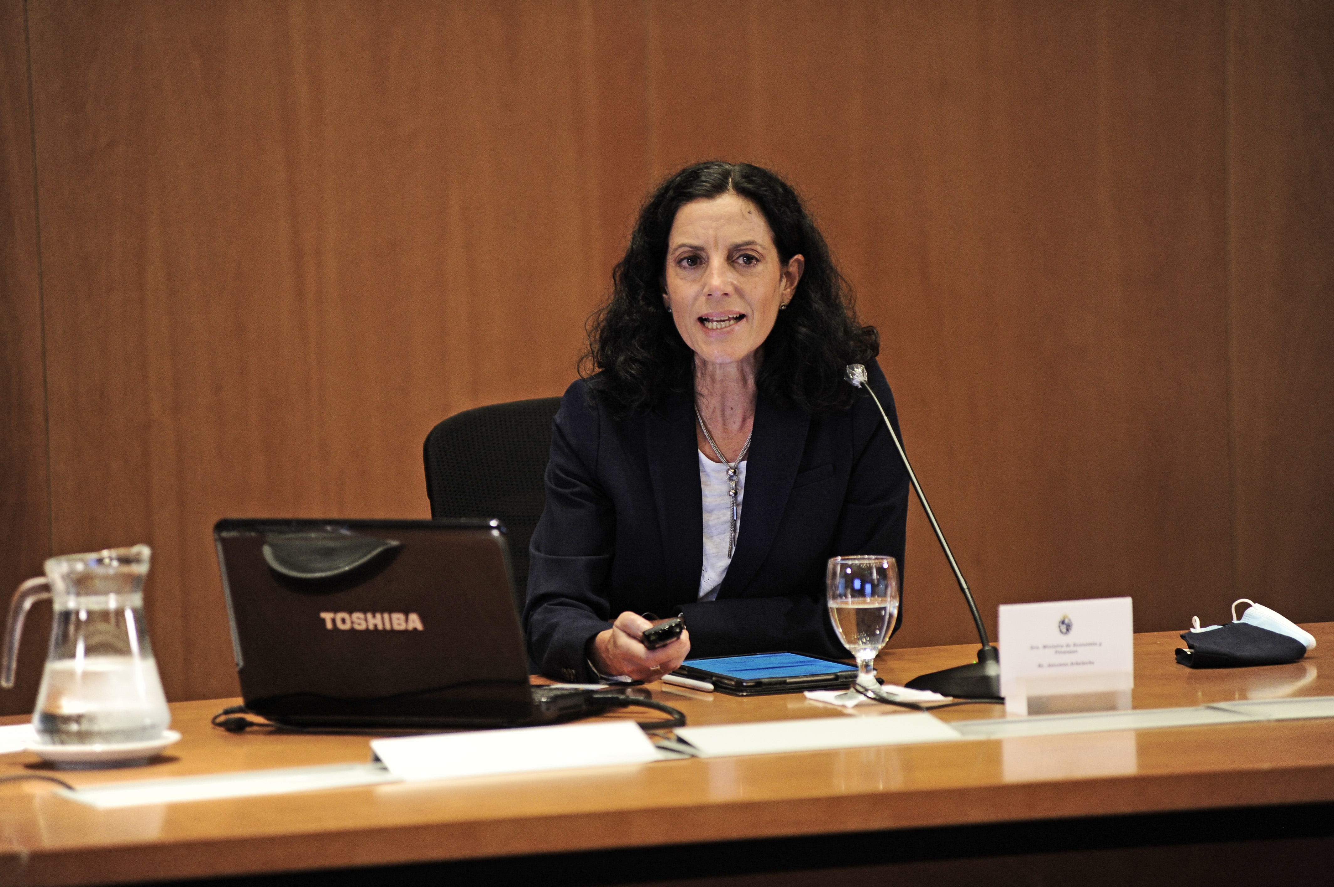 Ministra de Economía, Azucena Arbeleche, detalla medidas de apoyo social, laboral y productivo del Gobierno