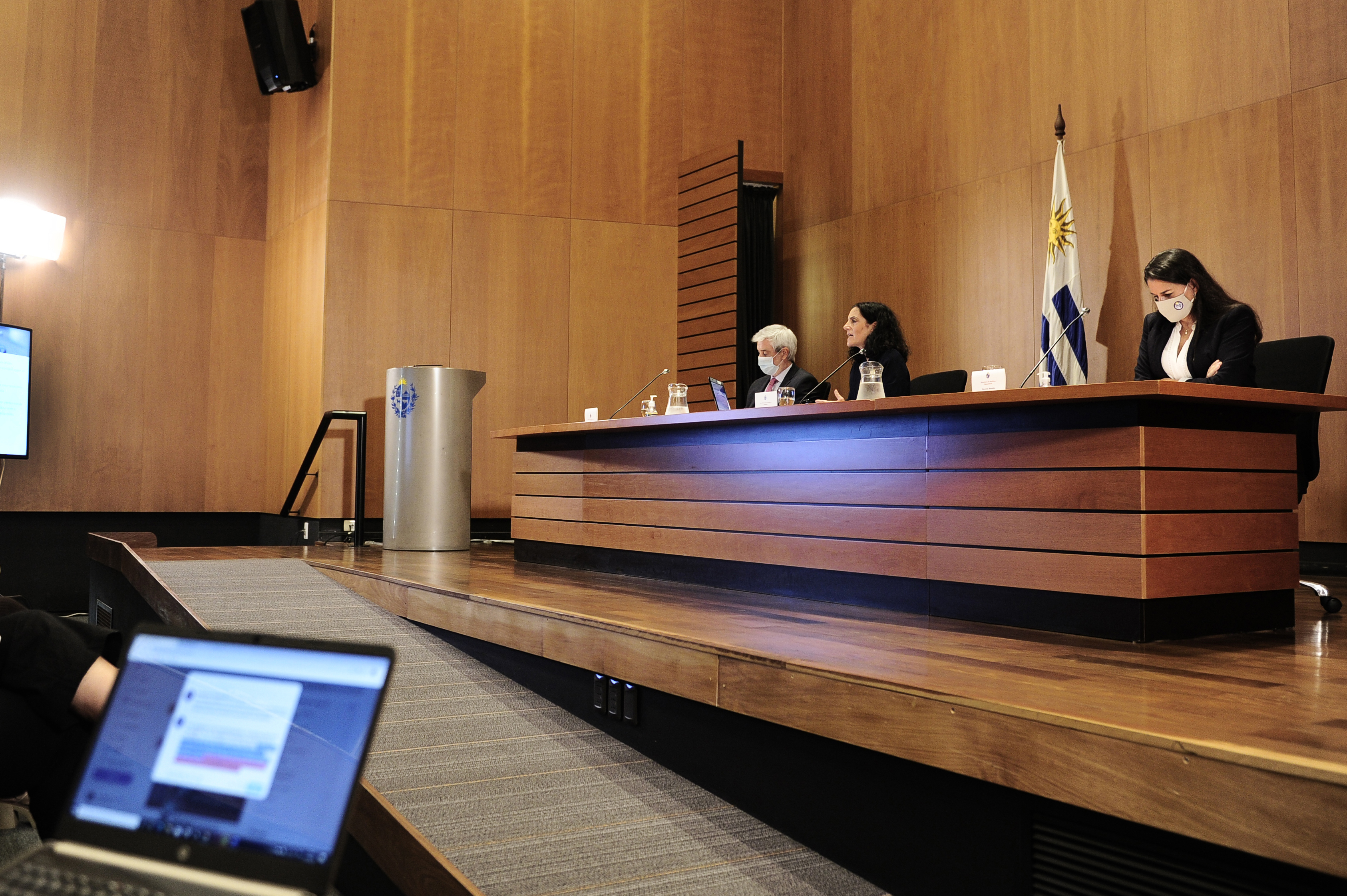 Ministra de Economía, Azucena Arbeleche, junto con el subsecretario Alejandro Irastorza y la directora de Política Económica, Marcela Bensión