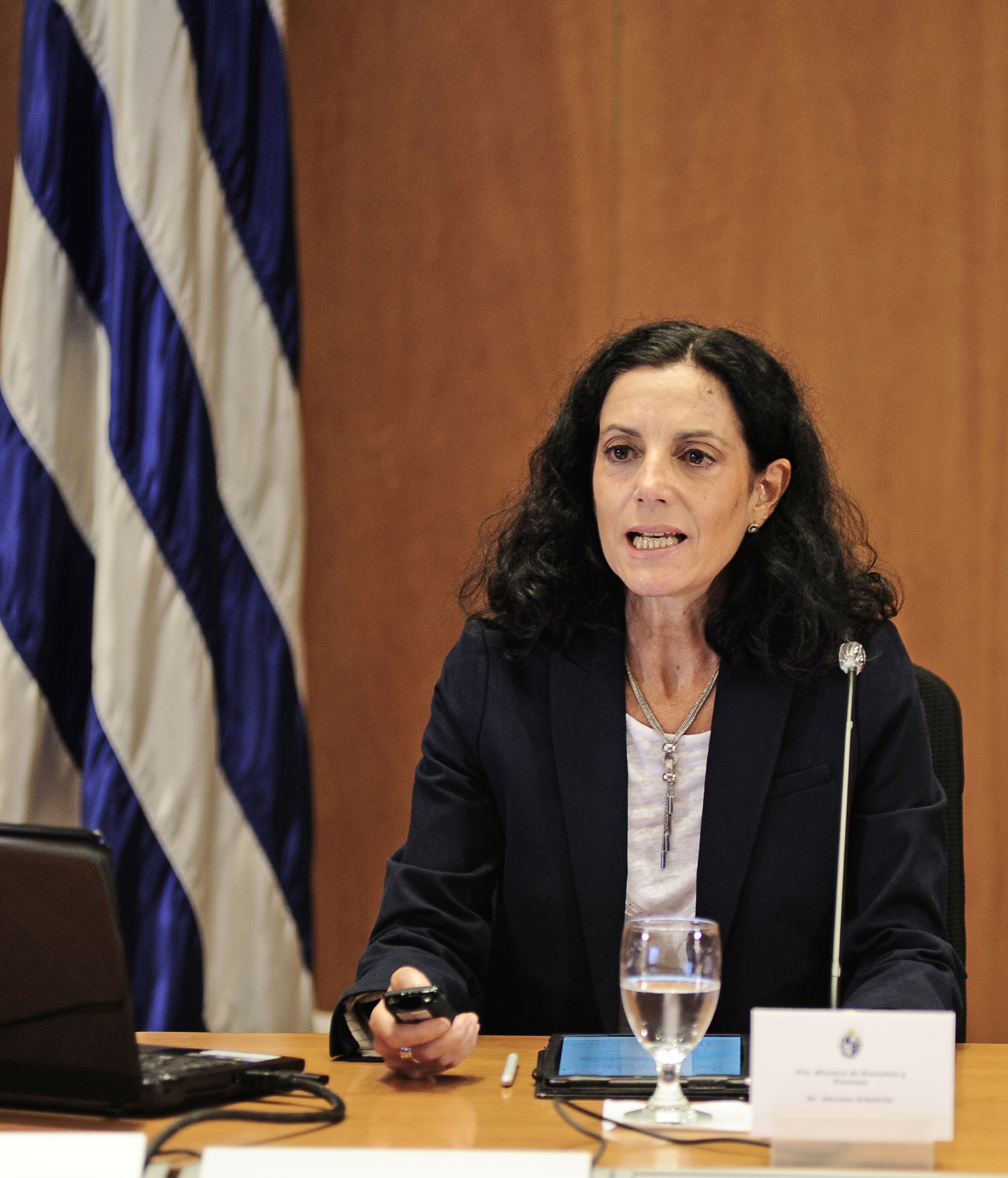 Ministra de Economía, Azucena Arbeleche, detalla medidas de apoyo social, laboral y productivo del Gobierno