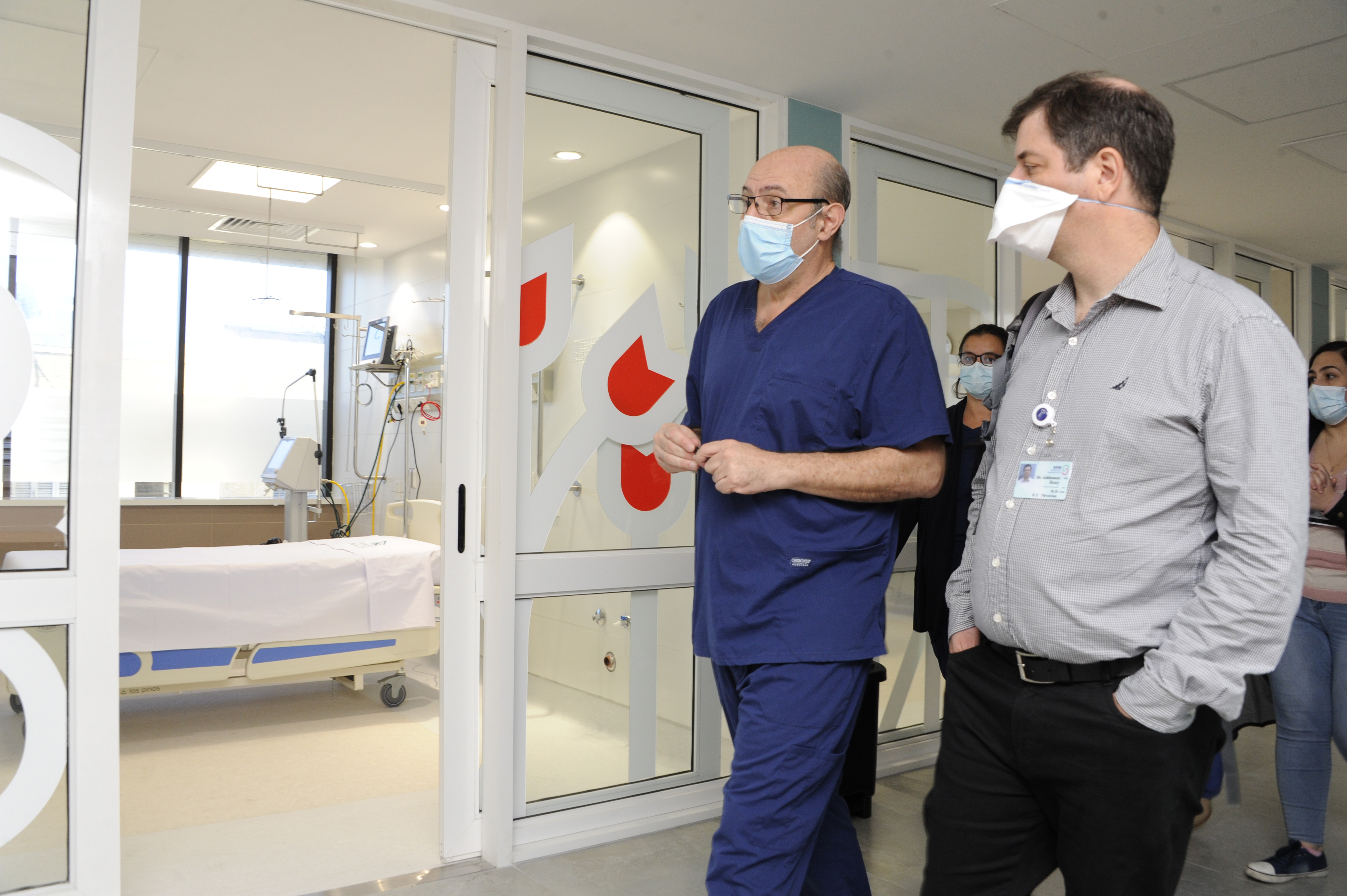 Recorrida de especialistas israelíes en tratamiento de COVID-19, junto a autoridades, por las instalaciones del Hospital Maciel