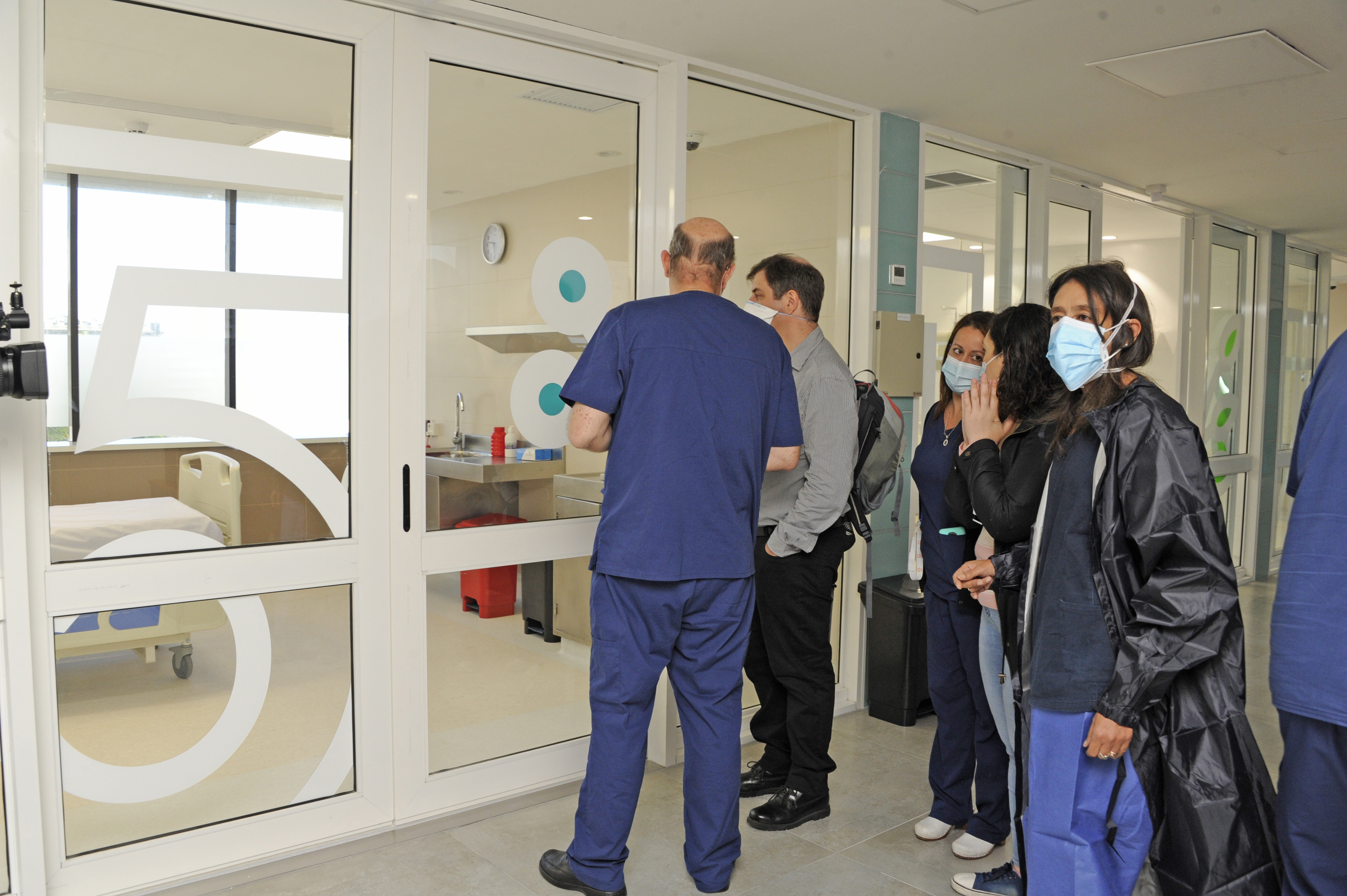 Recorrida de especialistas israelíes en tratamiento de COVID-19, junto a autoridades, por las instalaciones del Hospital Maciel