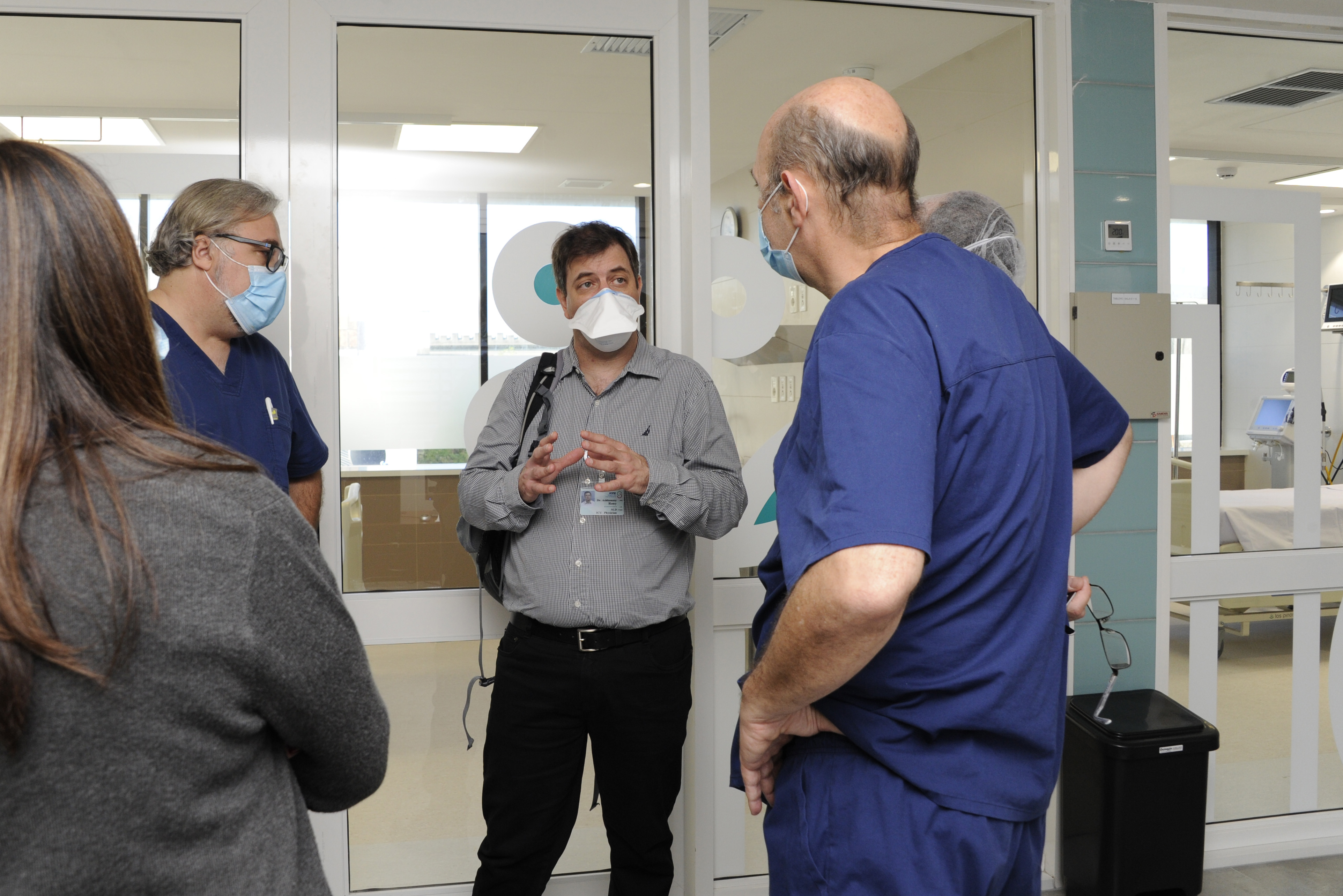 Recorrida de especialistas israelíes en tratamiento de COVID-19, junto a autoridades, por las instalaciones del Hospital Maciel
