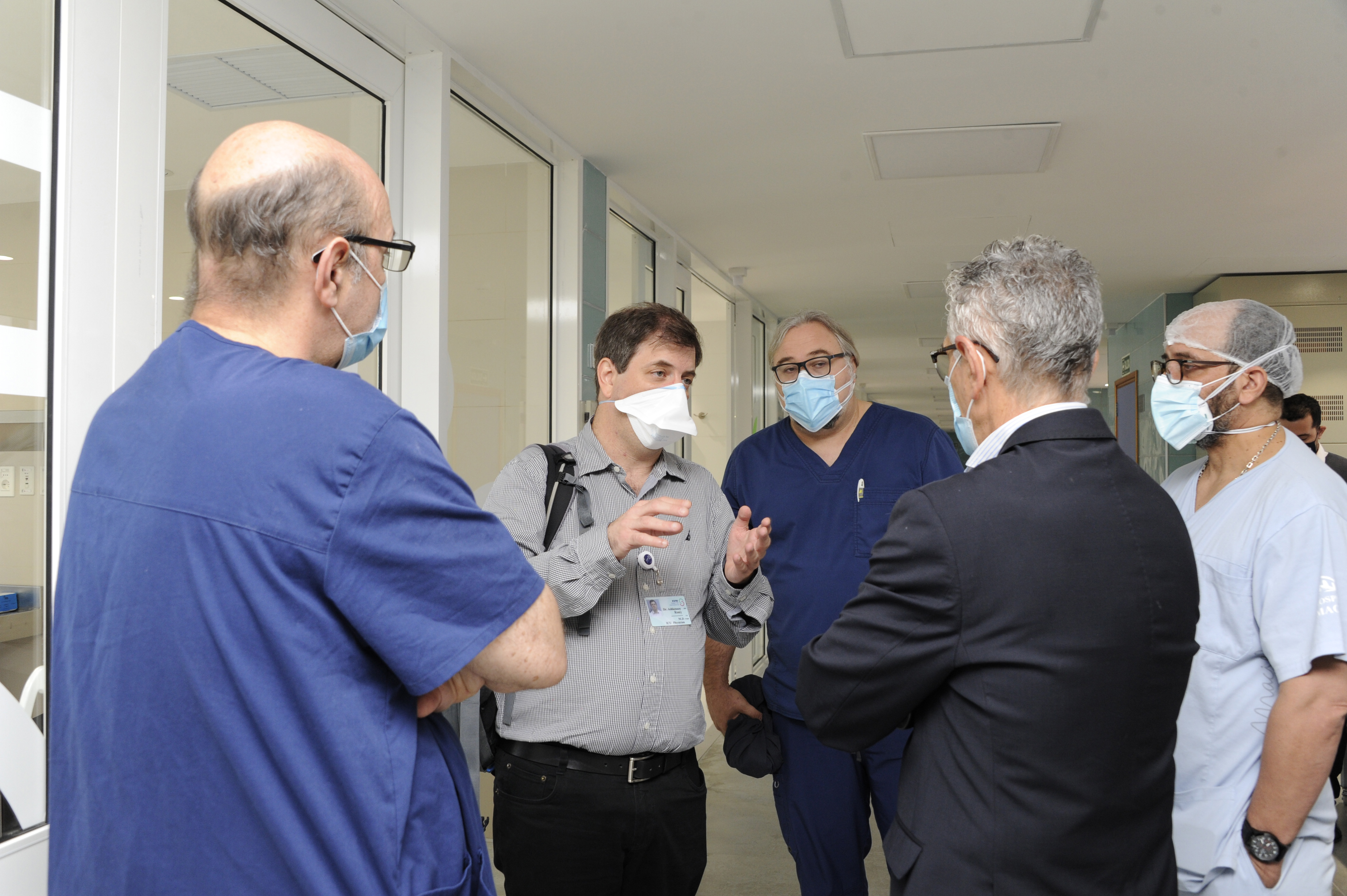 Recorrida de especialistas israelíes en tratamiento de COVID-19, junto a autoridades, por las instalaciones del Hospital Maciel