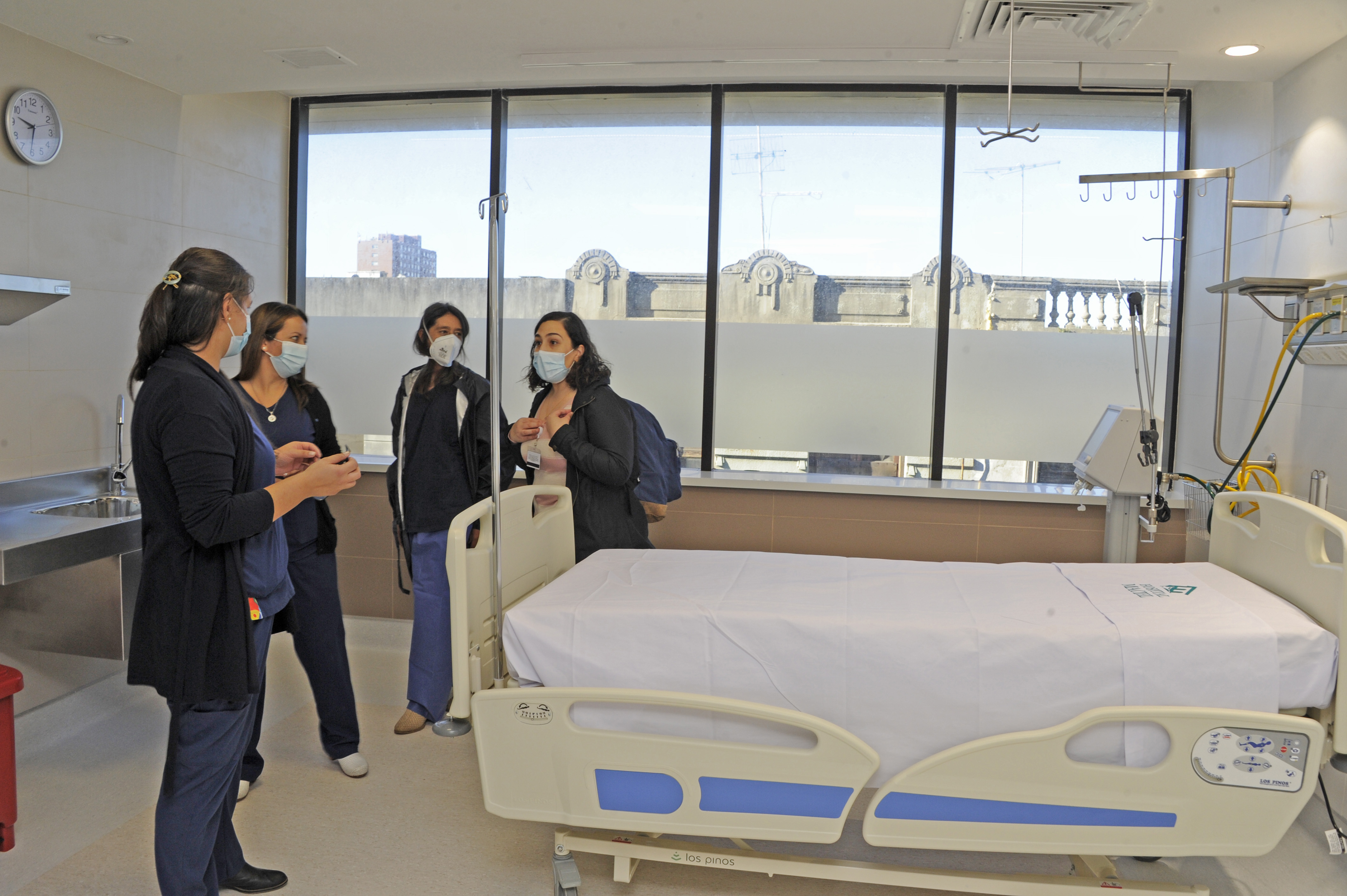 Recorrida de especialistas israelíes en tratamiento de COVID-19, junto a autoridades, por las instalaciones del Hospital Maciel