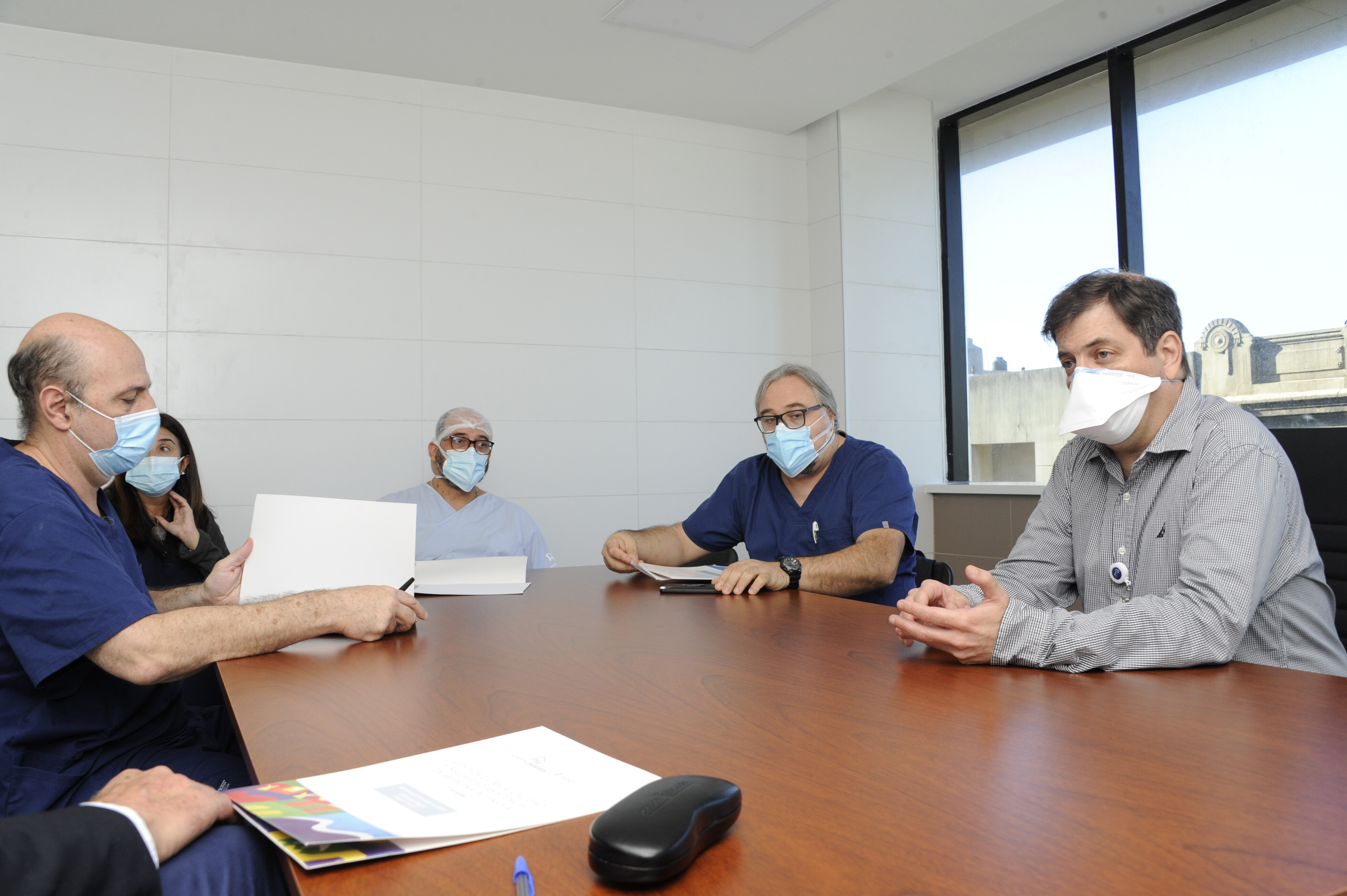 Recorrida de especialistas israelíes en tratamiento de COVID-19, junto a autoridades, por las instalaciones del Hospital Maciel