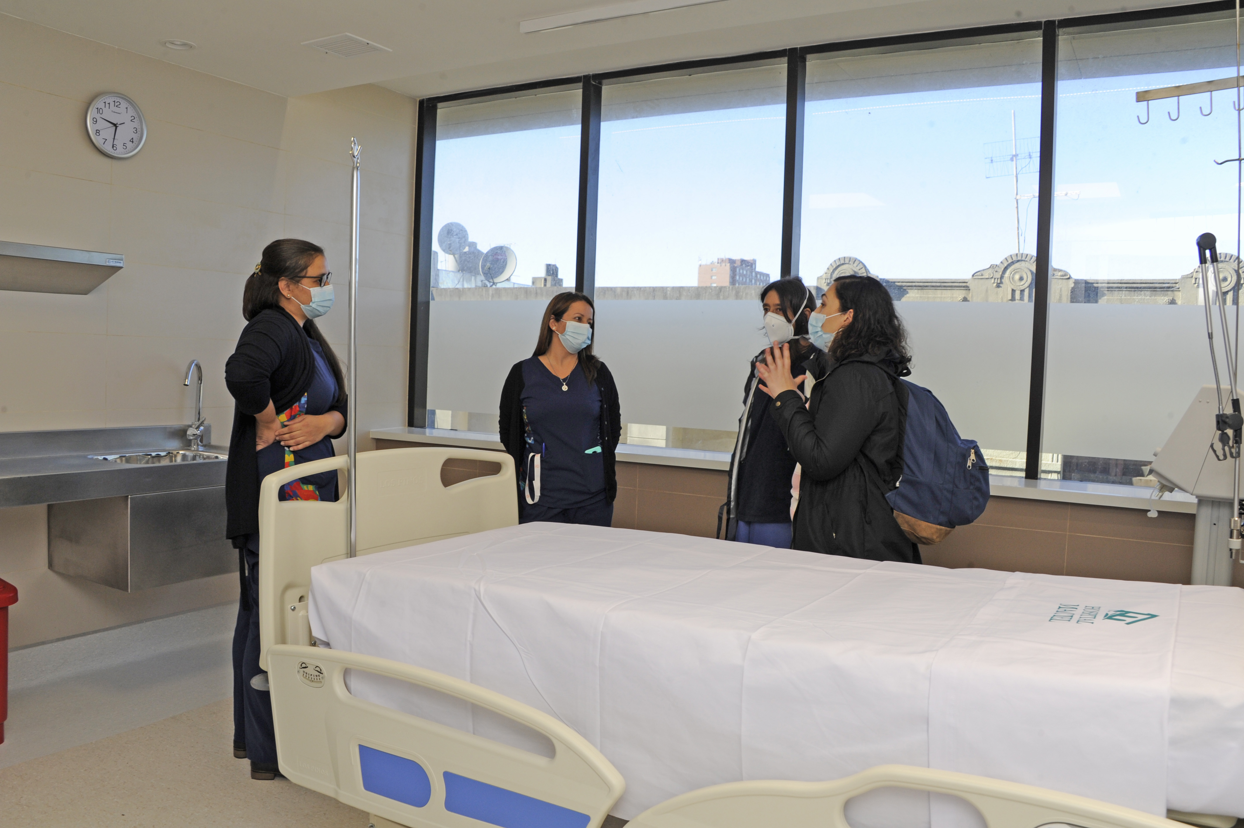 Recorrida de especialistas israelíes en tratamiento de COVID-19, junto a autoridades, por las instalaciones del Hospital Maciel