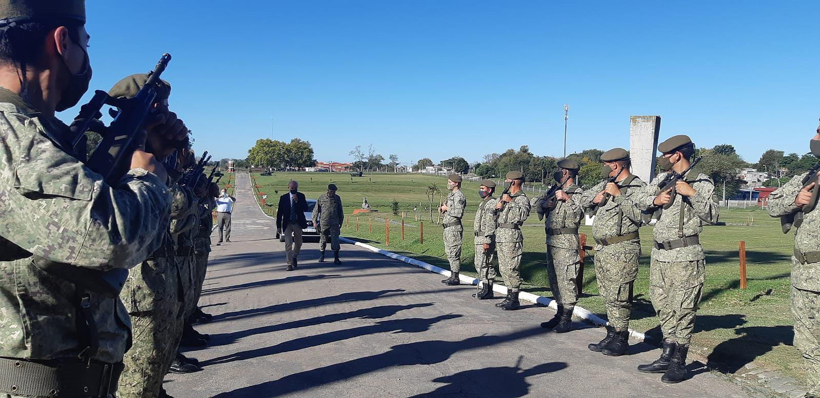 Visita del titular del Ministerio de Defensa Nacional, Javier García, al Regimiento de Caballería n.° 4