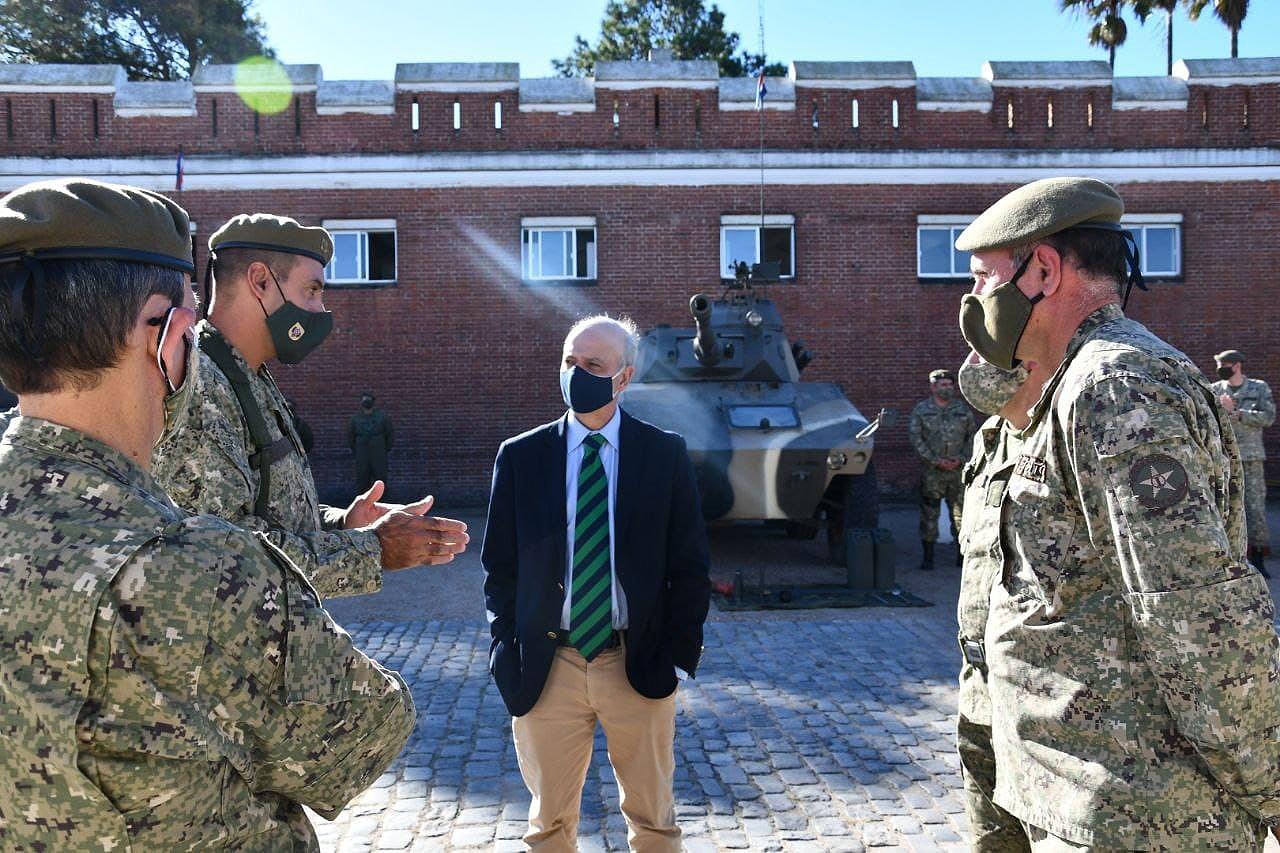Visita del titular del Ministerio de Defensa Nacional, Javier García, al Regimiento de Caballería n.° 4