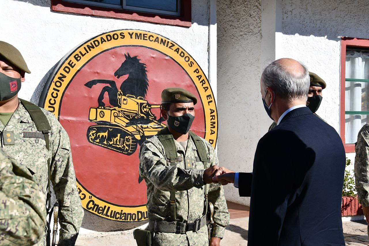 Visita del titular del Ministerio de Defensa Nacional, Javier García, al Regimiento de Caballería n.° 4