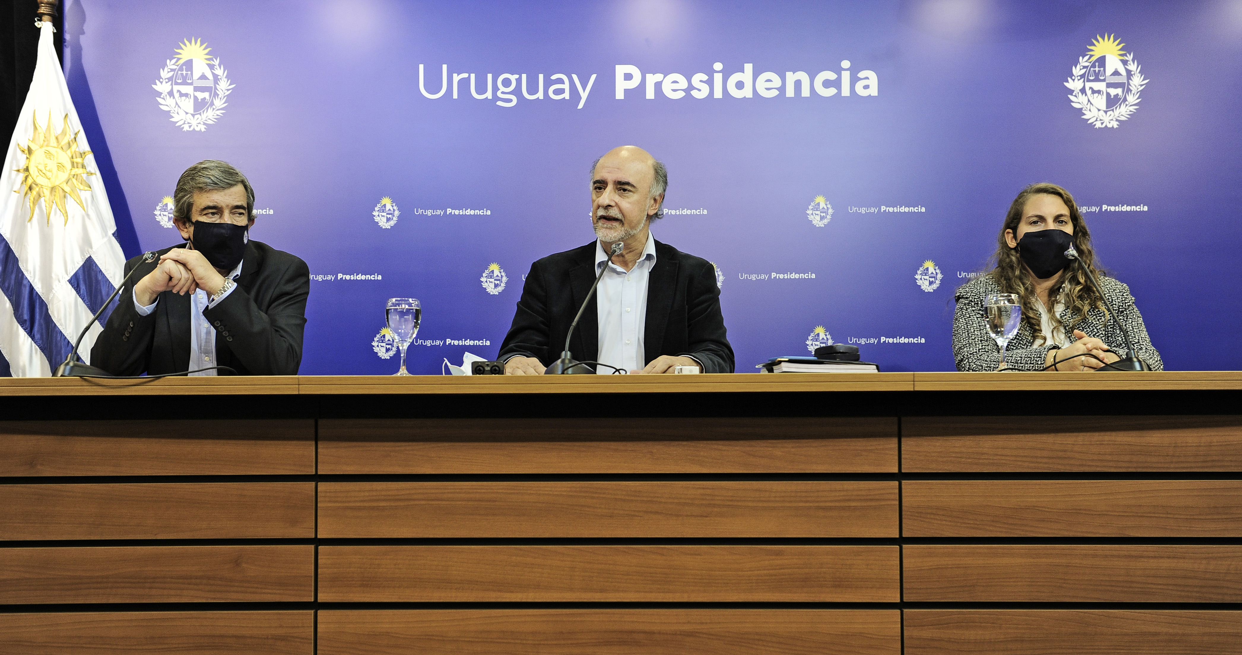 Ministro Pablo Mieres, acompañado por el subsecretario Mario Aritzi y la directora general de Secretaría, Valentina Arlegui