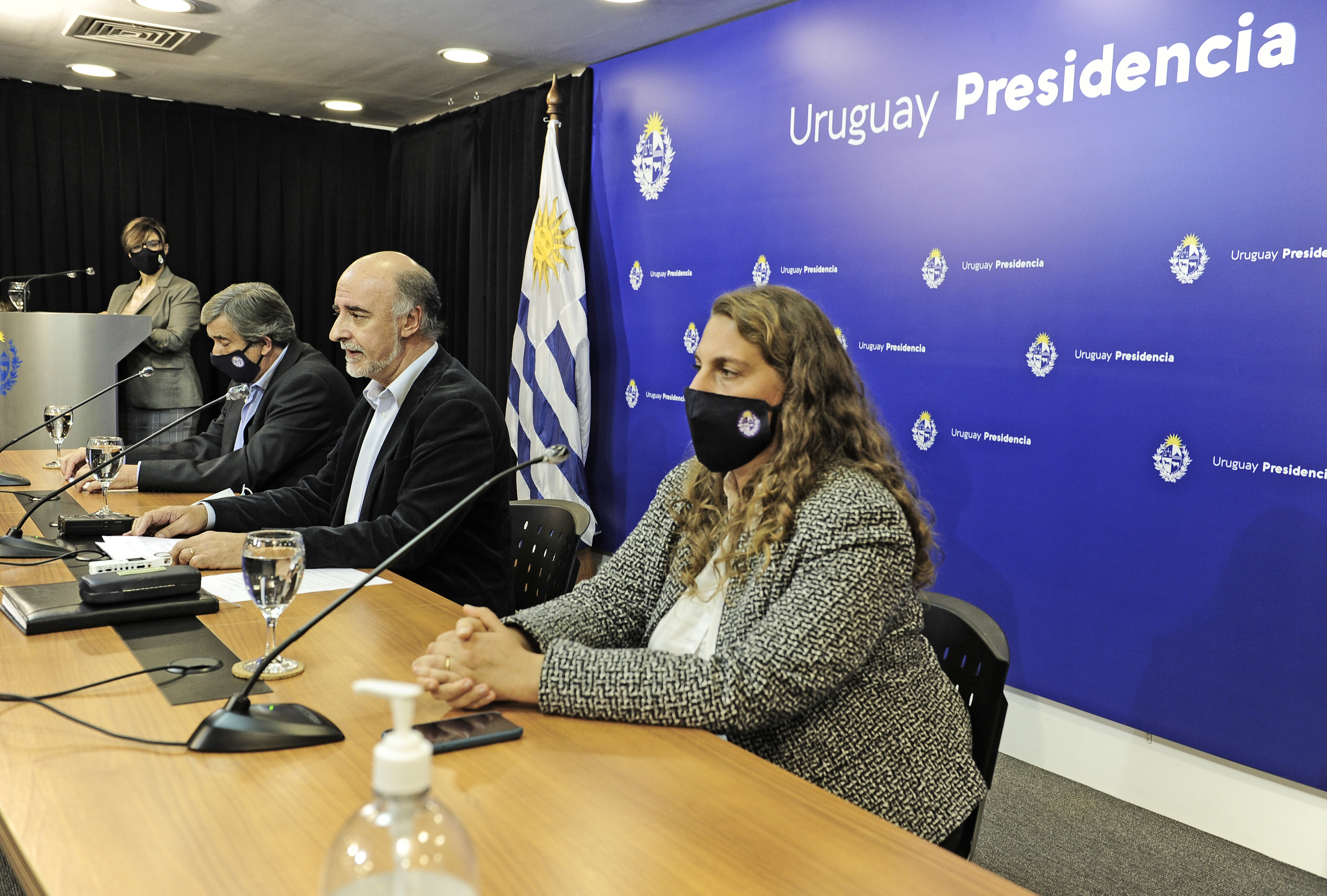 Ministro Pablo Mieres, acompañado por el subsecretario Mario Aritzi y la directora general de Secretaría, Valentina Arlegui