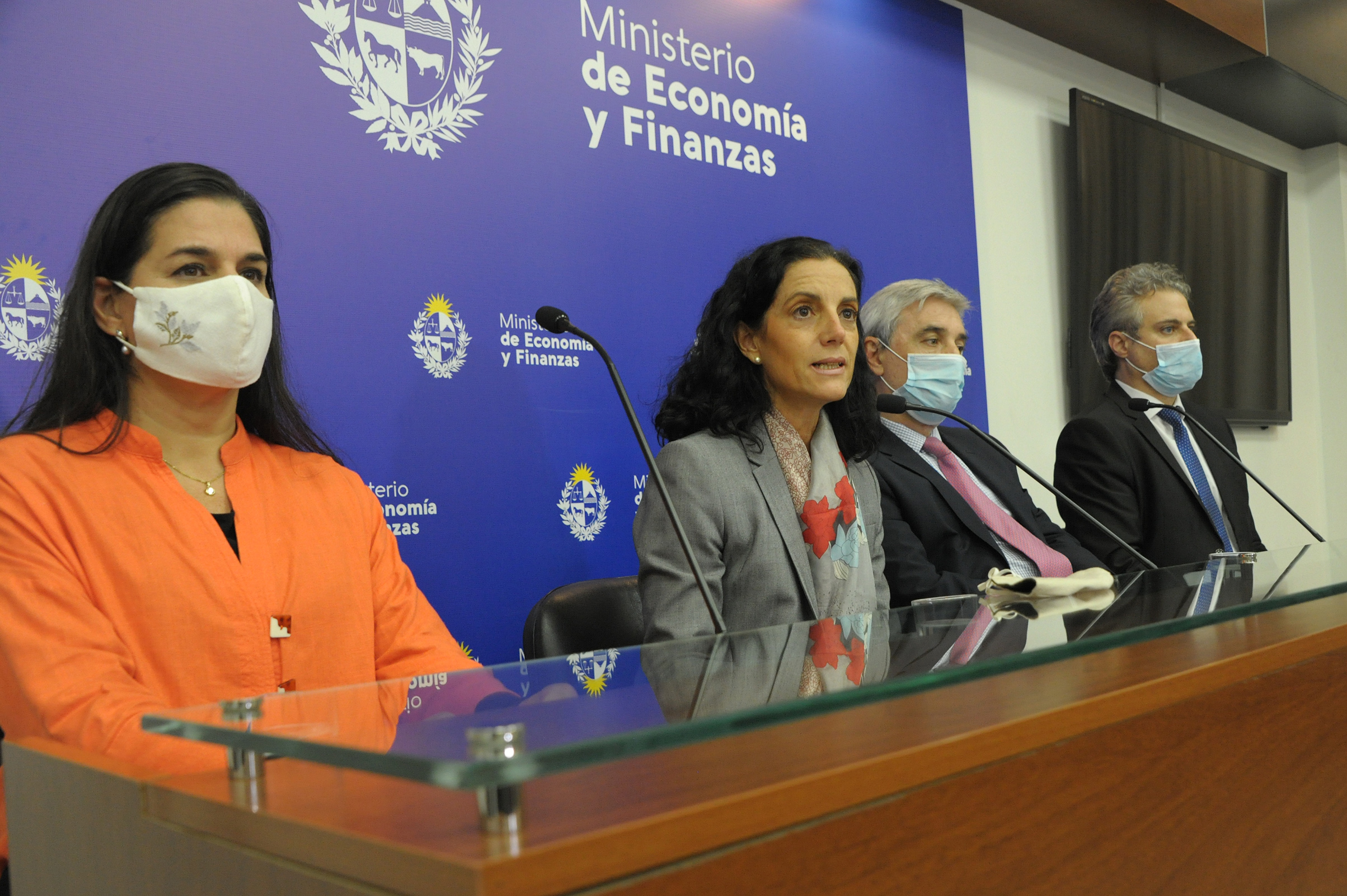 Ministra de Economía y Finanzas, Azucena Arbeleche, encabezó conferencia de prensa