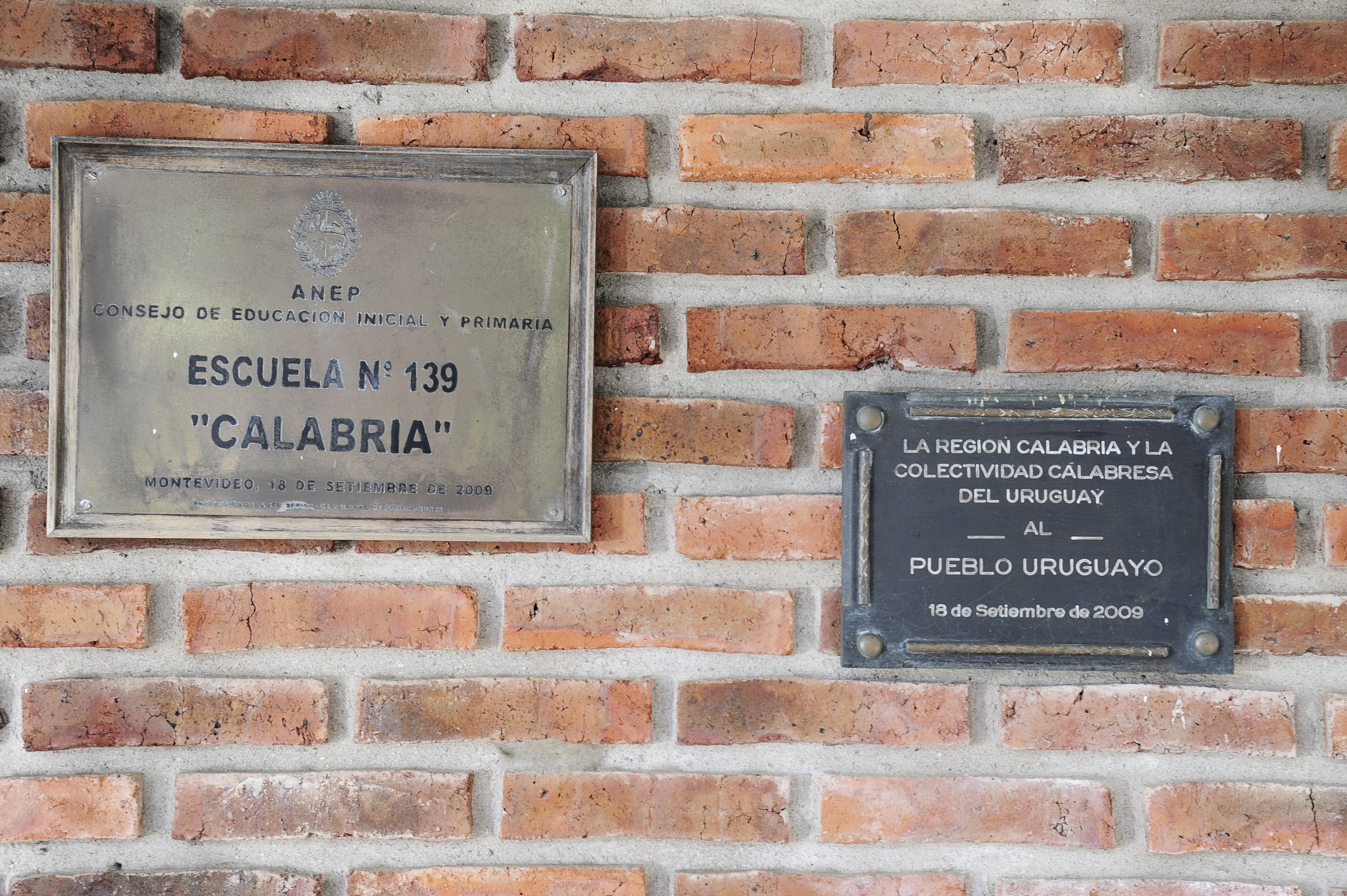 Visita de Robert Silva y Graciela Fabeyro a la escuela n.° 139 Calabria