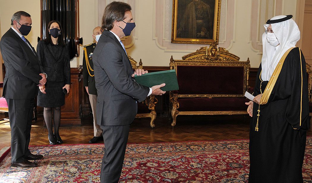 Presidente de la República, Luis Lacalle Pou, recibiendo cartas credenciales del embajador de Arabia Saudita, Eyad Ghazi Hakeem