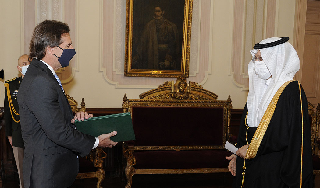 Presidente de la República, Luis Lacalle Pou, recibiendo cartas credenciales del embajador de Arabia Saudita, Eyad Ghazi Hakeem