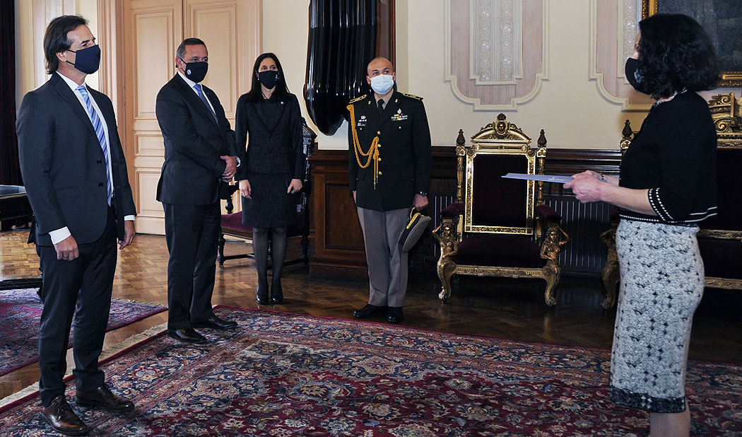 Presidente de la República Luis Lacalle Pou, recibiendo cartas credenciales de la Embajadora de Rumania, Ana Voicu