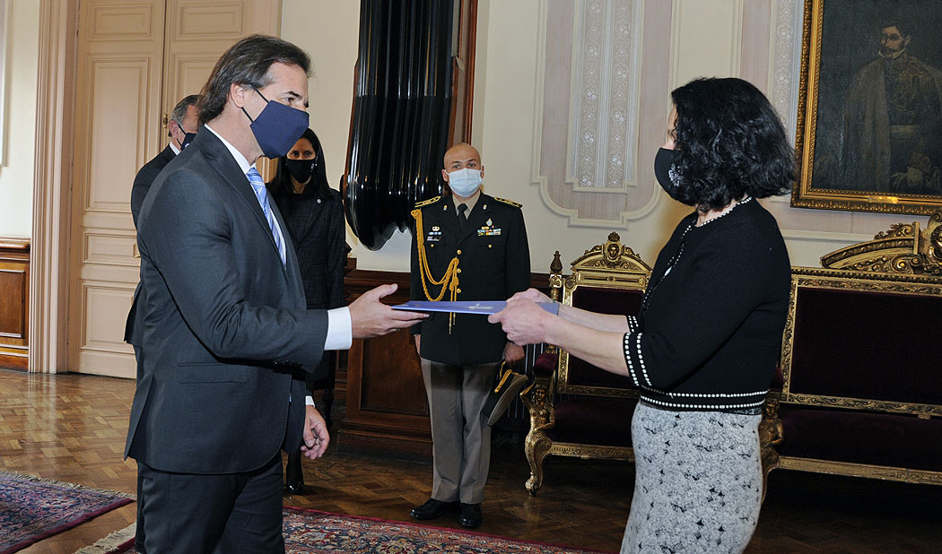 Presidente de la República Luis Lacalle Pou, recibiendo cartas credenciales de la Embajadora de Rumania, Ana Voicu