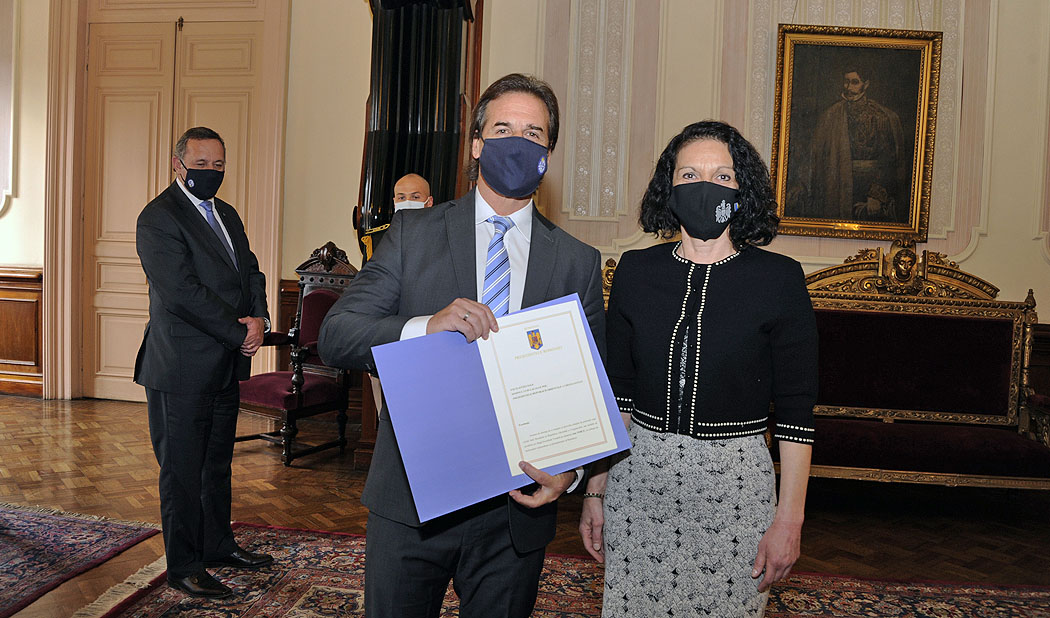 Presidente de la República Luis Lacalle Pou, recibiendo cartas credenciales de la Embajadora de Rumania, Ana Voicu