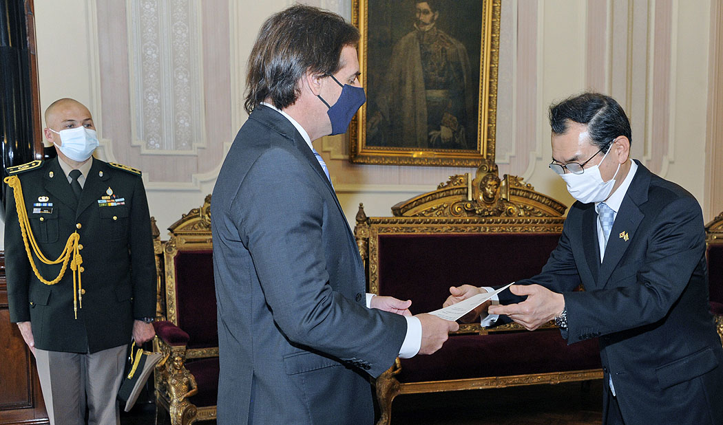 Presidente de la República Luis Lacalle Pou, recibiendo cartas credenciales del Embajador de la República de Corea, Eun-Chul Lee
