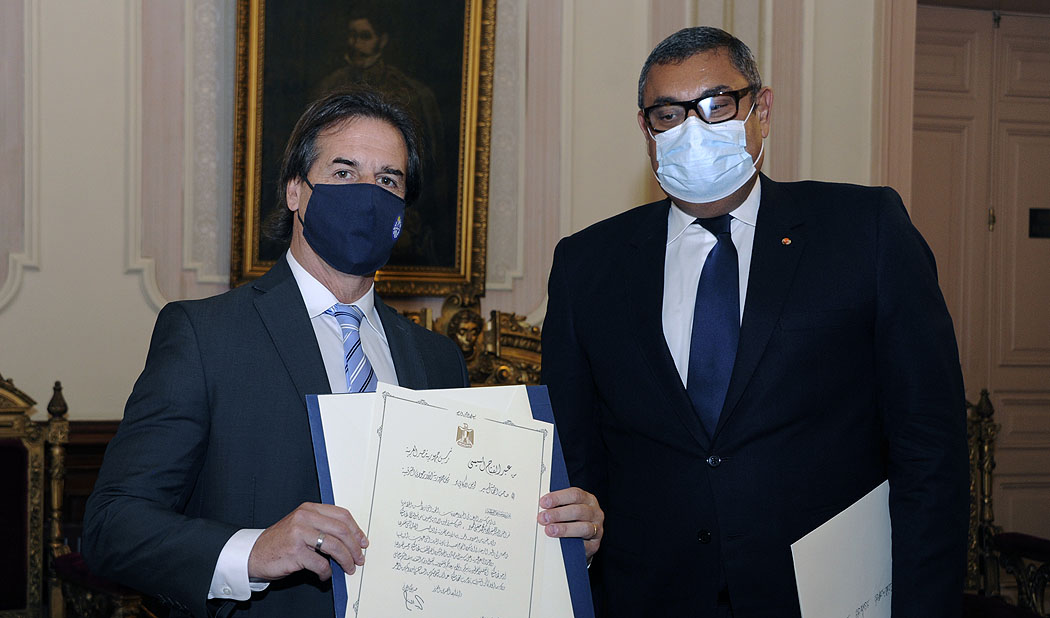 Presidente de la República Luis Lacalle Pou, recibiendo cartas credenciales del Embajador de Egipto, Abou Bakr Hefny Mahmoud