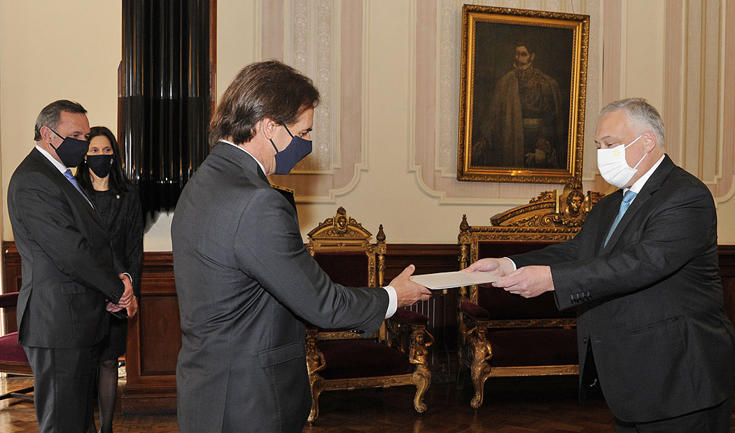 Presidente de la República Luis Lacalle Pou, recibiendo cartas credenciales del Embajador de Portugal, Joao Pedro Lourenco Antunes