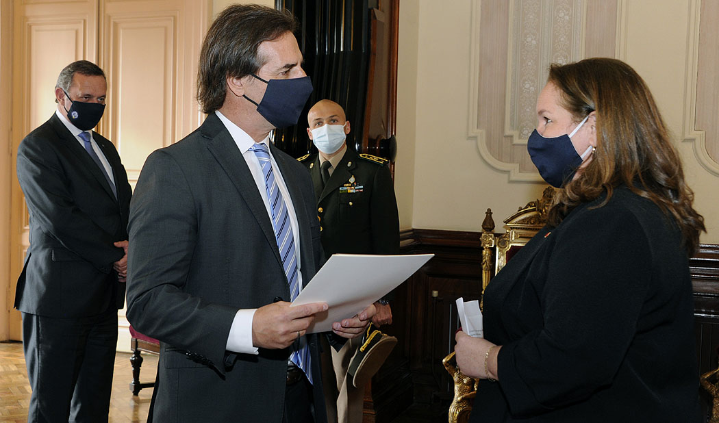 Presidente de la República Luis Lacalle Pou, recibiendo cartas credenciales del Embajadora de Canadá, Isabelle Valois
