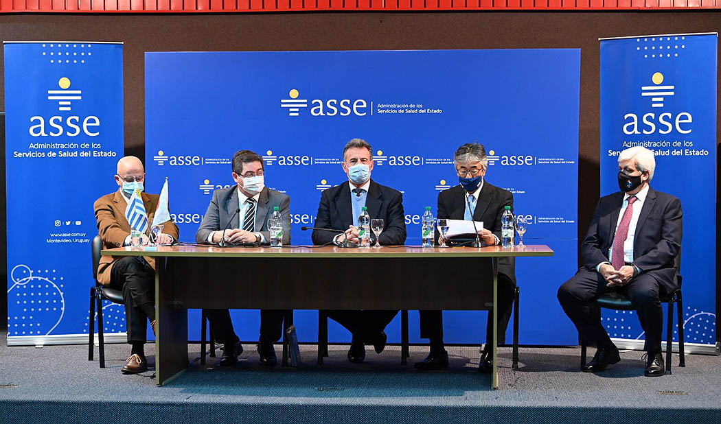 Autoridades, en firma de contrato entre ASSE y la Embajada de Japón en Uruguay