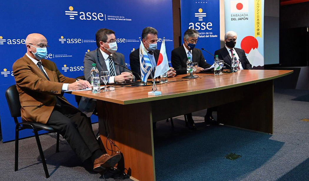 Autoridades, en firma de contrato entre ASSE y la Embajada de Japón en Uruguay