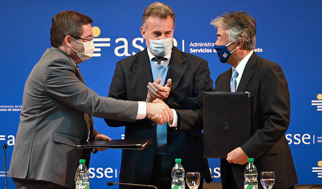Autoridades, tras firma de contrato entre ASSE y la Embajada de Japón en Uruguay