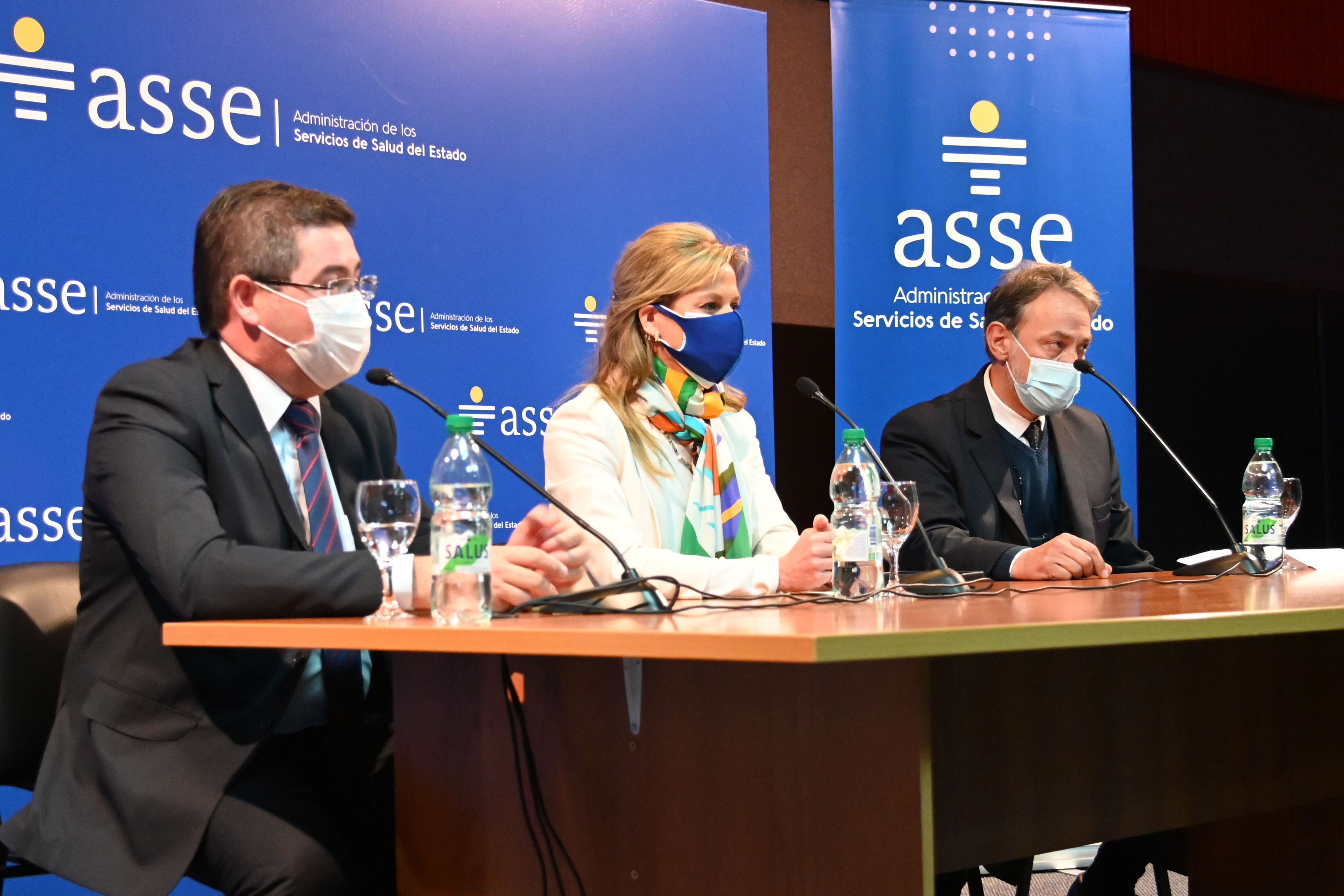 El presidente de ASSE acompañado por Lorena Ponce de León realizó un reconocimiento a psicólogos que trabajan en la línea apoyo emocional