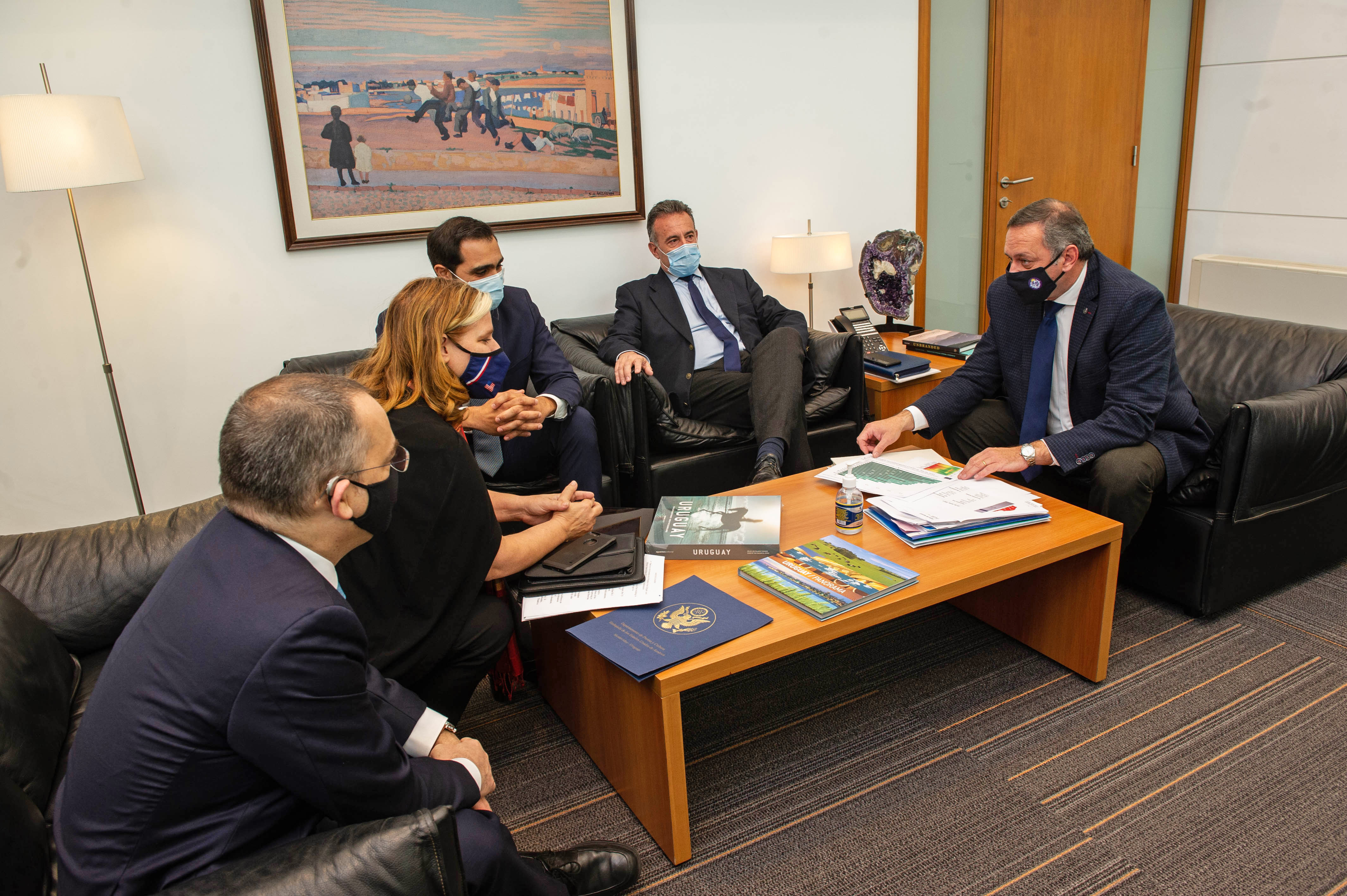 El secretario de Presidencia, Álvaro Delgado recibió a la encargada de negocios de Estados Unidos