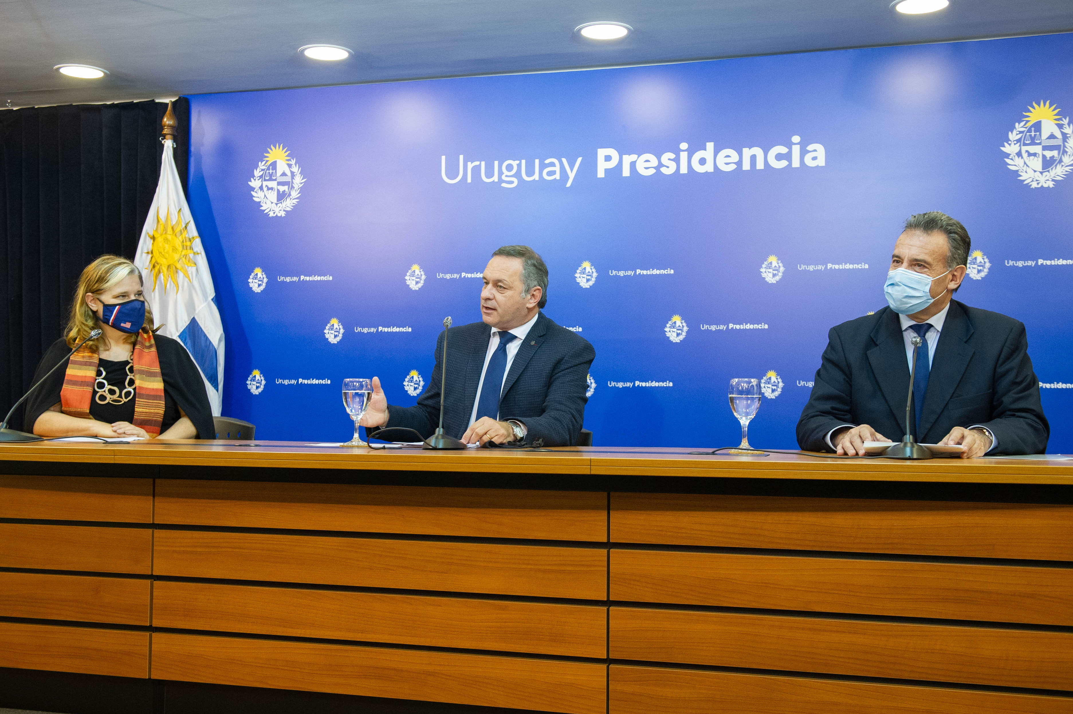 Jennifer Savage, Álvaro Delgado y Daniel Salinas en conferencia de prensa