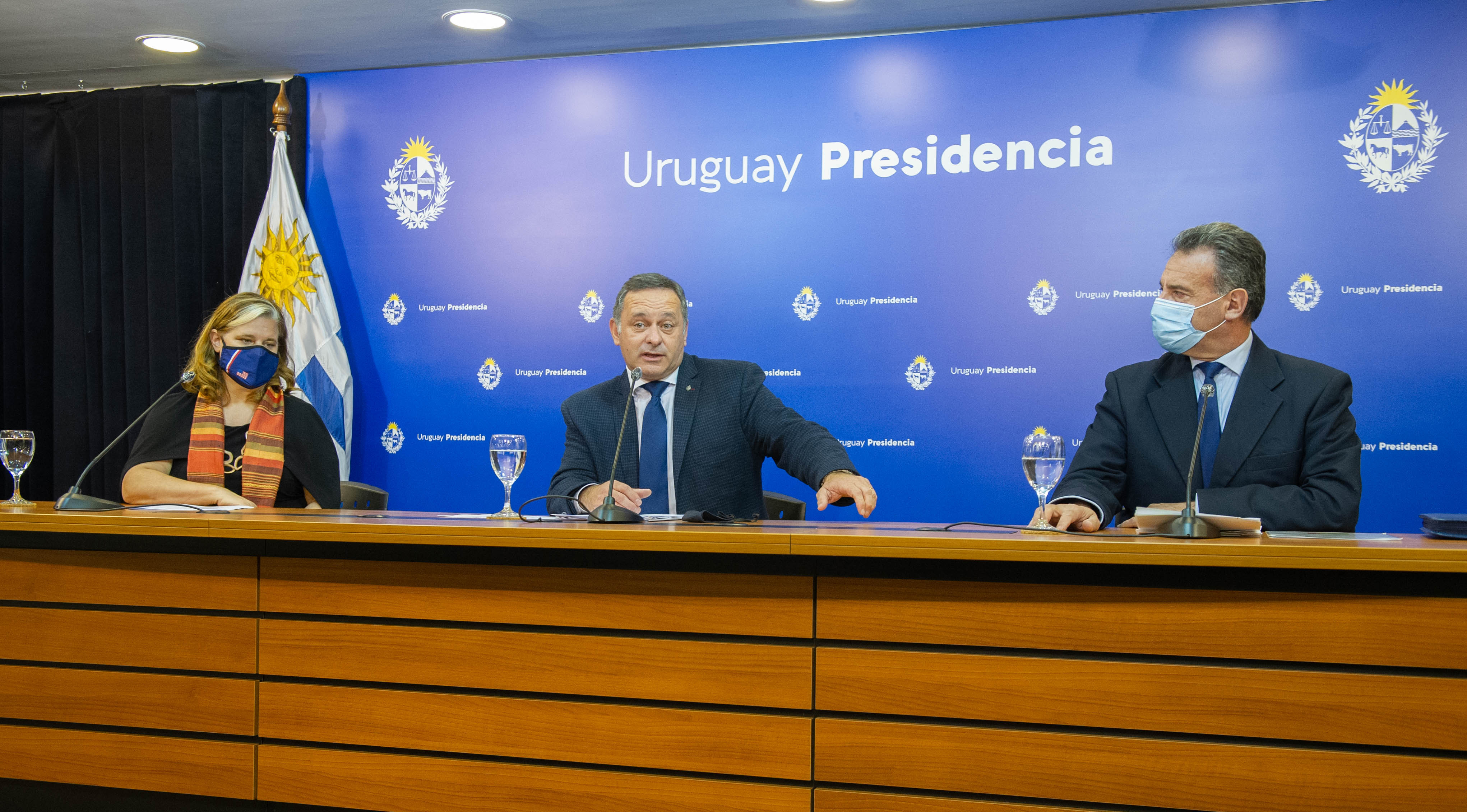 Jennifer Savage, Álvaro Delgado y Daniel Salinas en conferencia de prensa