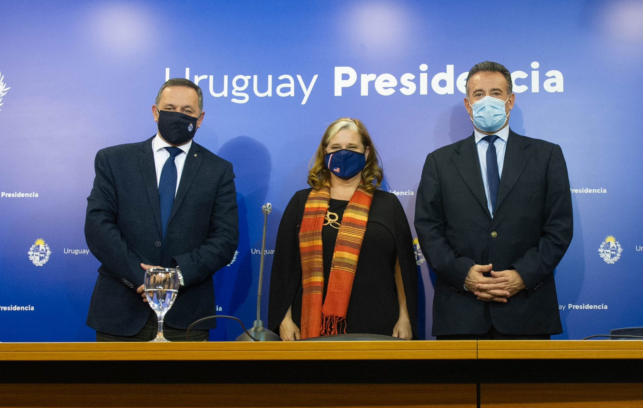 Jennifer Savage, Álvaro Delgado y Daniel Salinas en conferencia de prensa