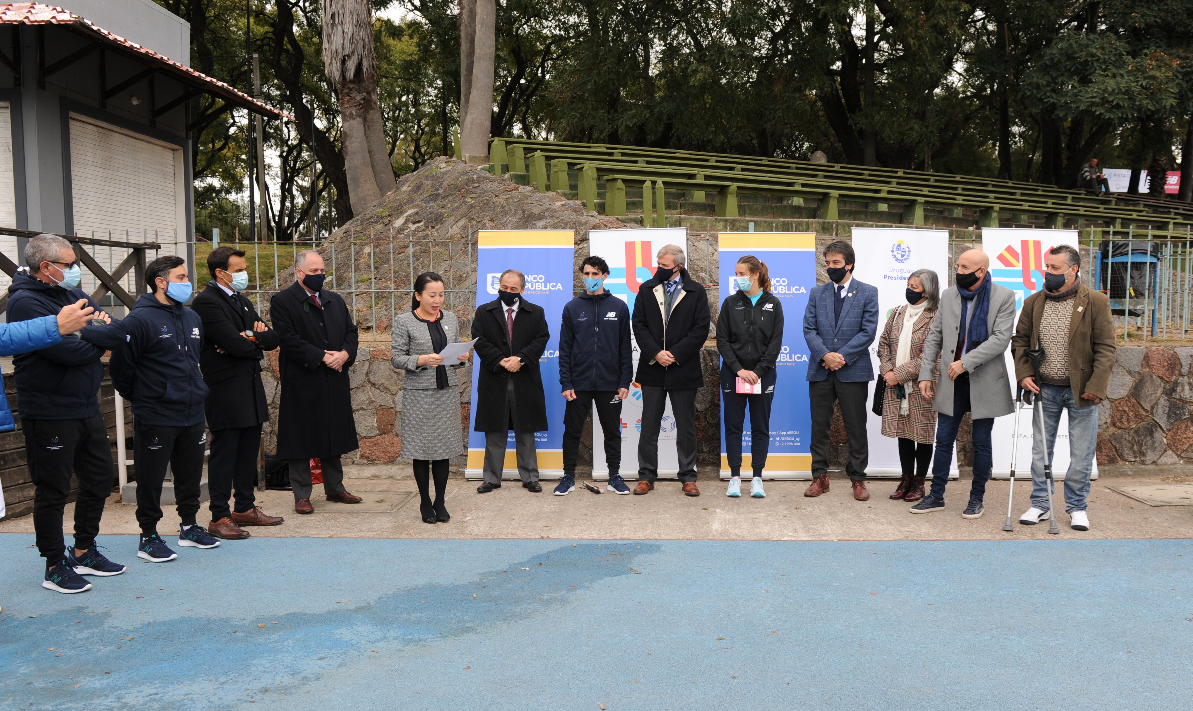 Entrega de pabellón nacional a delegación de deportistas