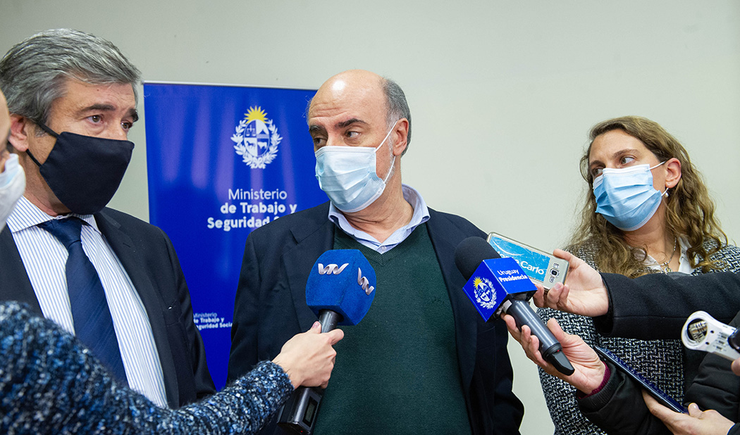 Conferencia de prensa encabezada por el ministro de Trabajo, Pablo Mieres