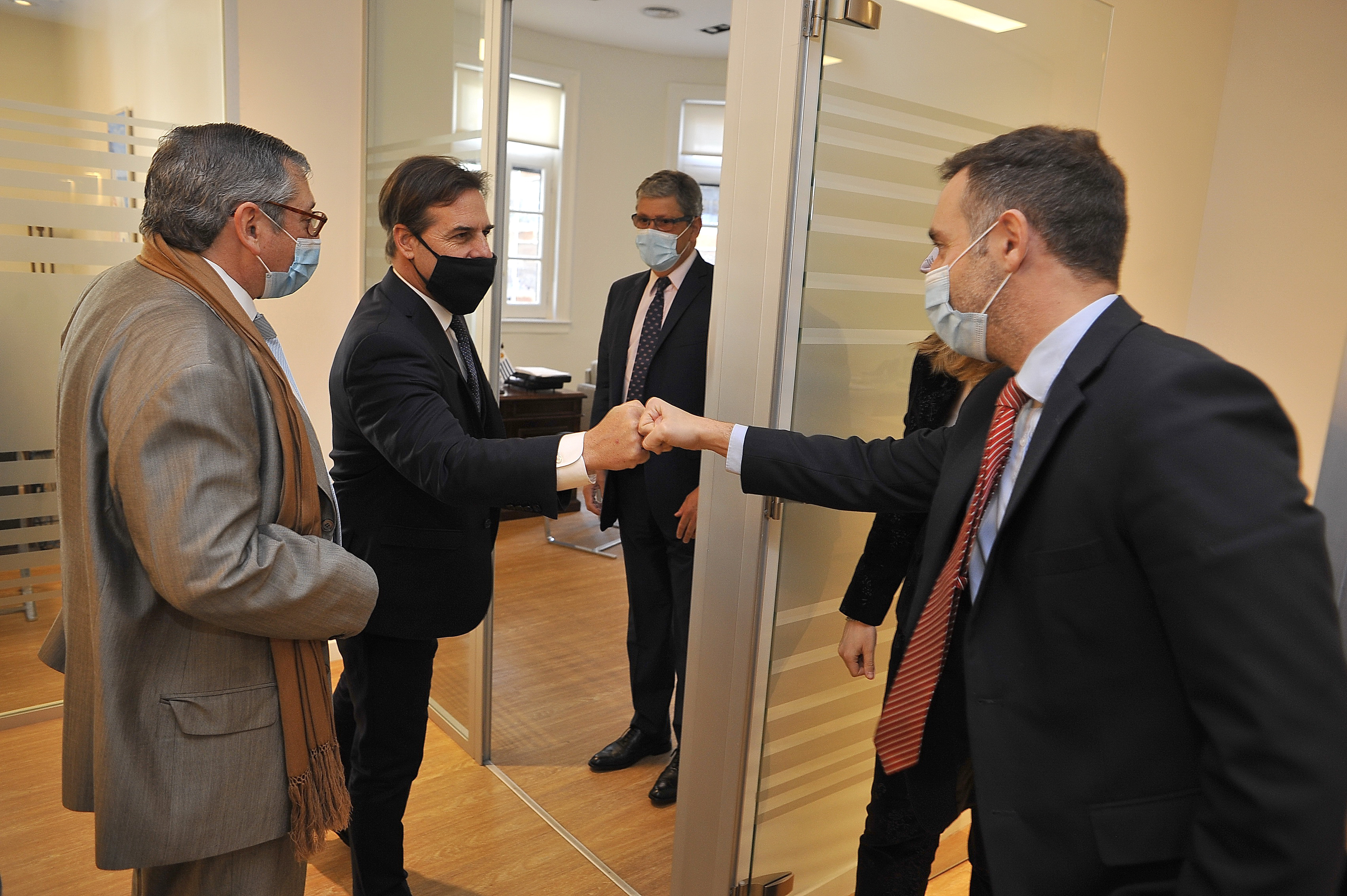 Presidente Lacalle Pou visita Embajada y Consulado uruguayo en Argentina (fotos: embajada uruguaya en Buenos Aires)