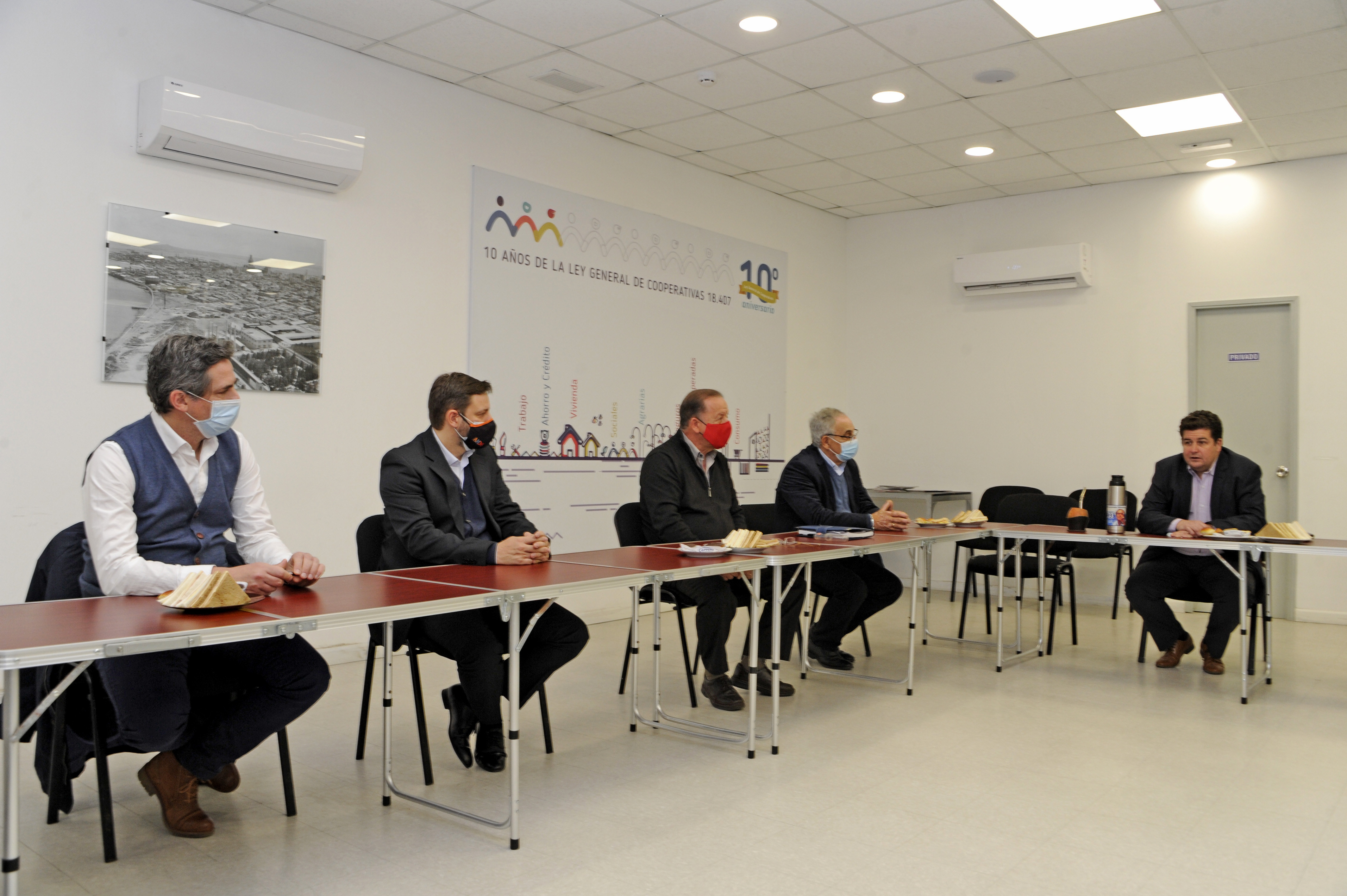 Encuentro entre autoridades del Inacoop y comitiva de ANDE