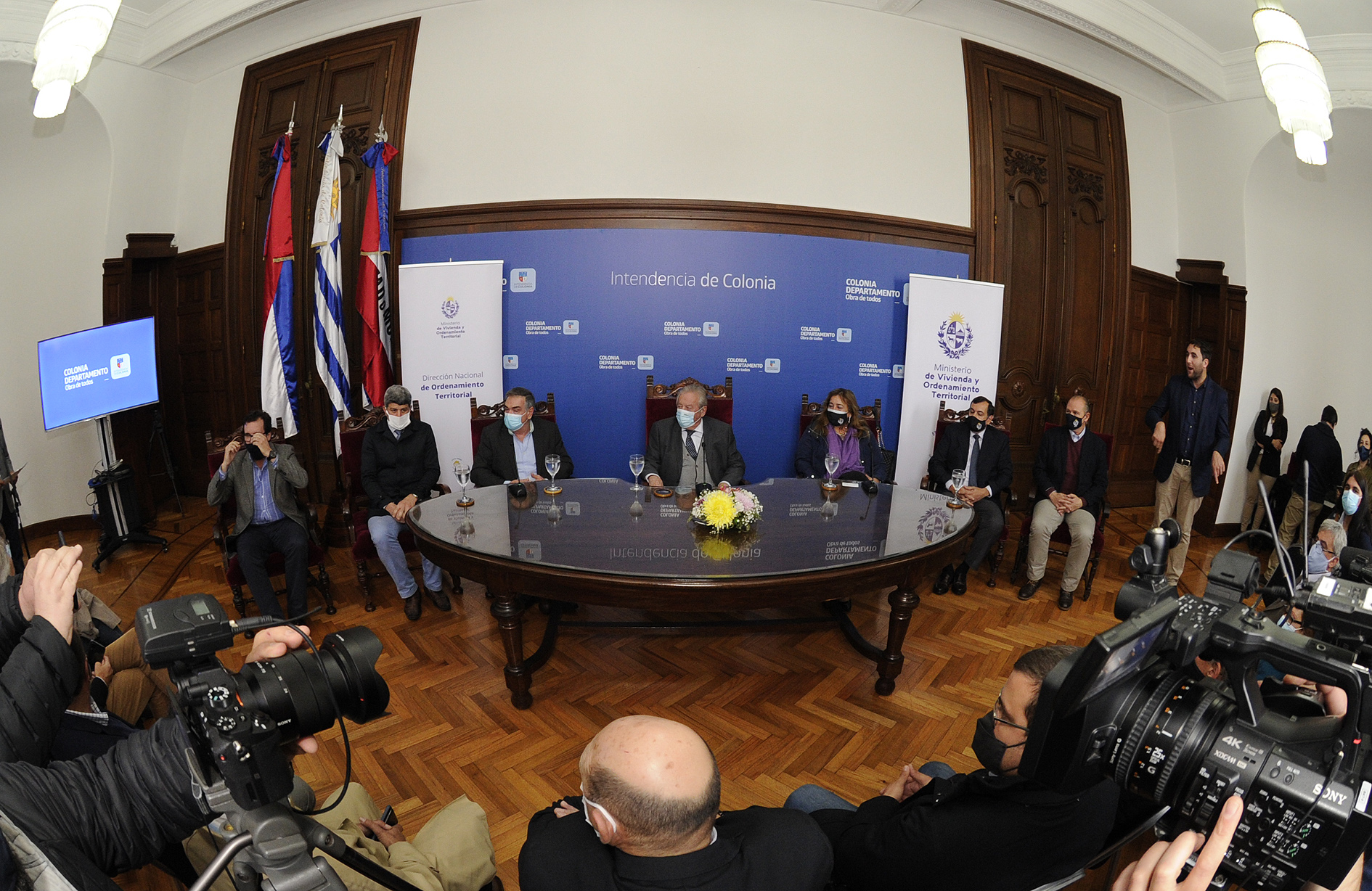 Firma de convenio entre el Ministerio de Vivienda y la Intendencia de Colonia, conferencia de prensa de autoridades