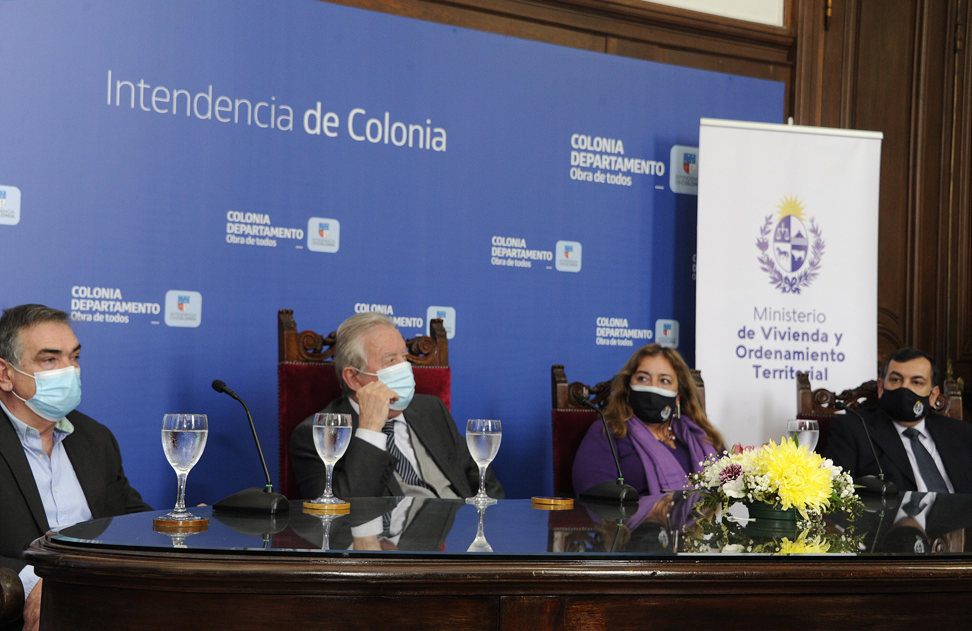 Firma de convenio entre el Ministerio de Vivienda y la Intendencia de Colonia, conferencia de prensa de autoridades