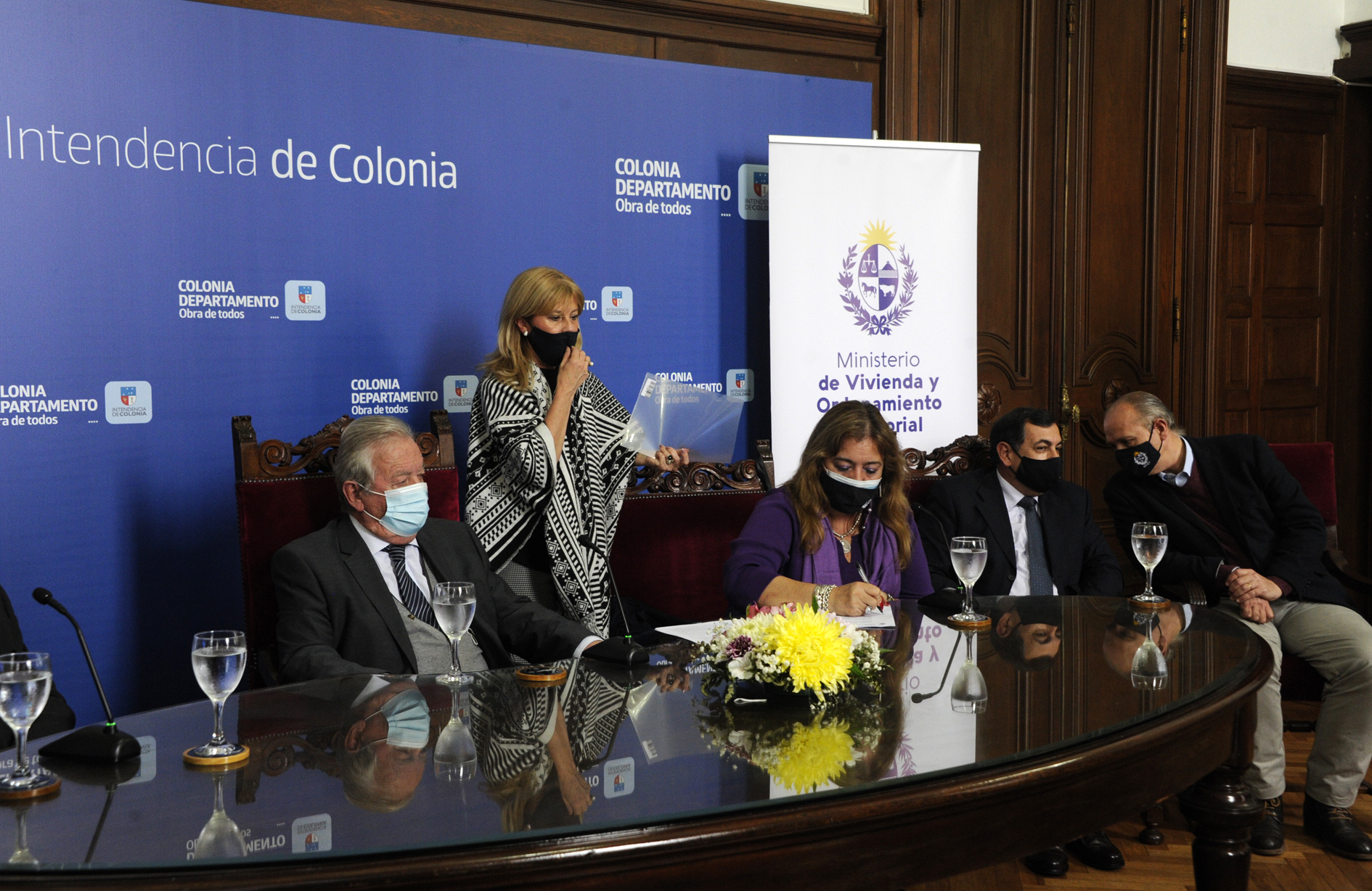 Firma de convenio entre el Ministerio de Vivienda y la Intendencia de Colonia, conferencia de prensa de autoridades