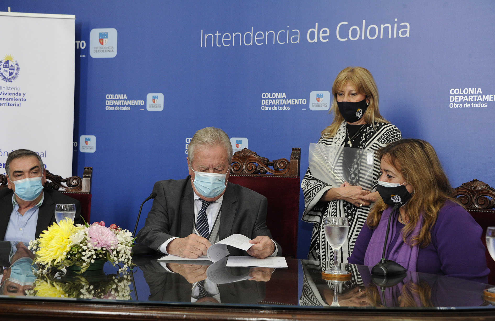 Firma de convenio entre el Ministerio de Vivienda y la Intendencia de Colonia, conferencia de prensa de autoridades