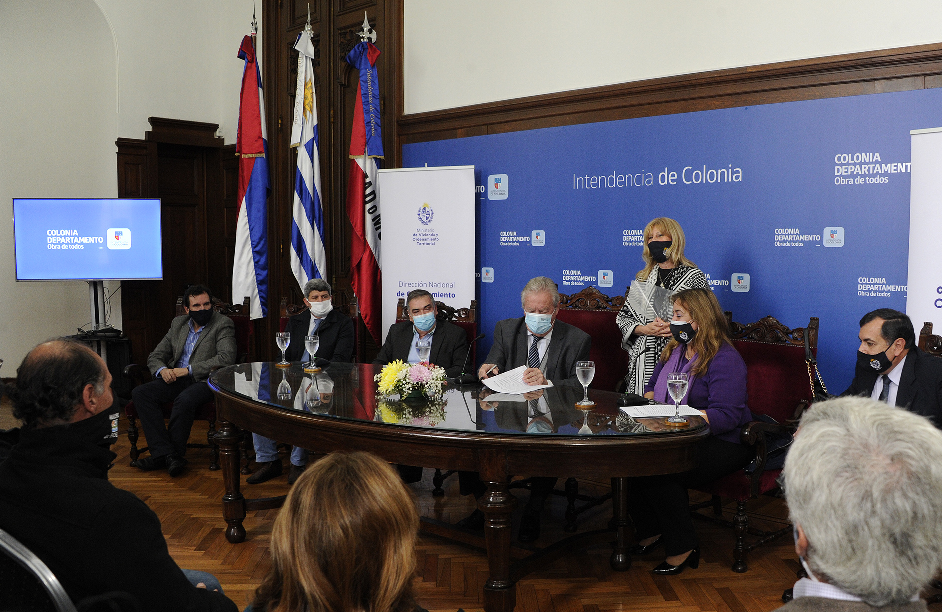 Firma de convenio entre el Ministerio de Vivienda y la Intendencia de Colonia, conferencia de prensa de autoridades