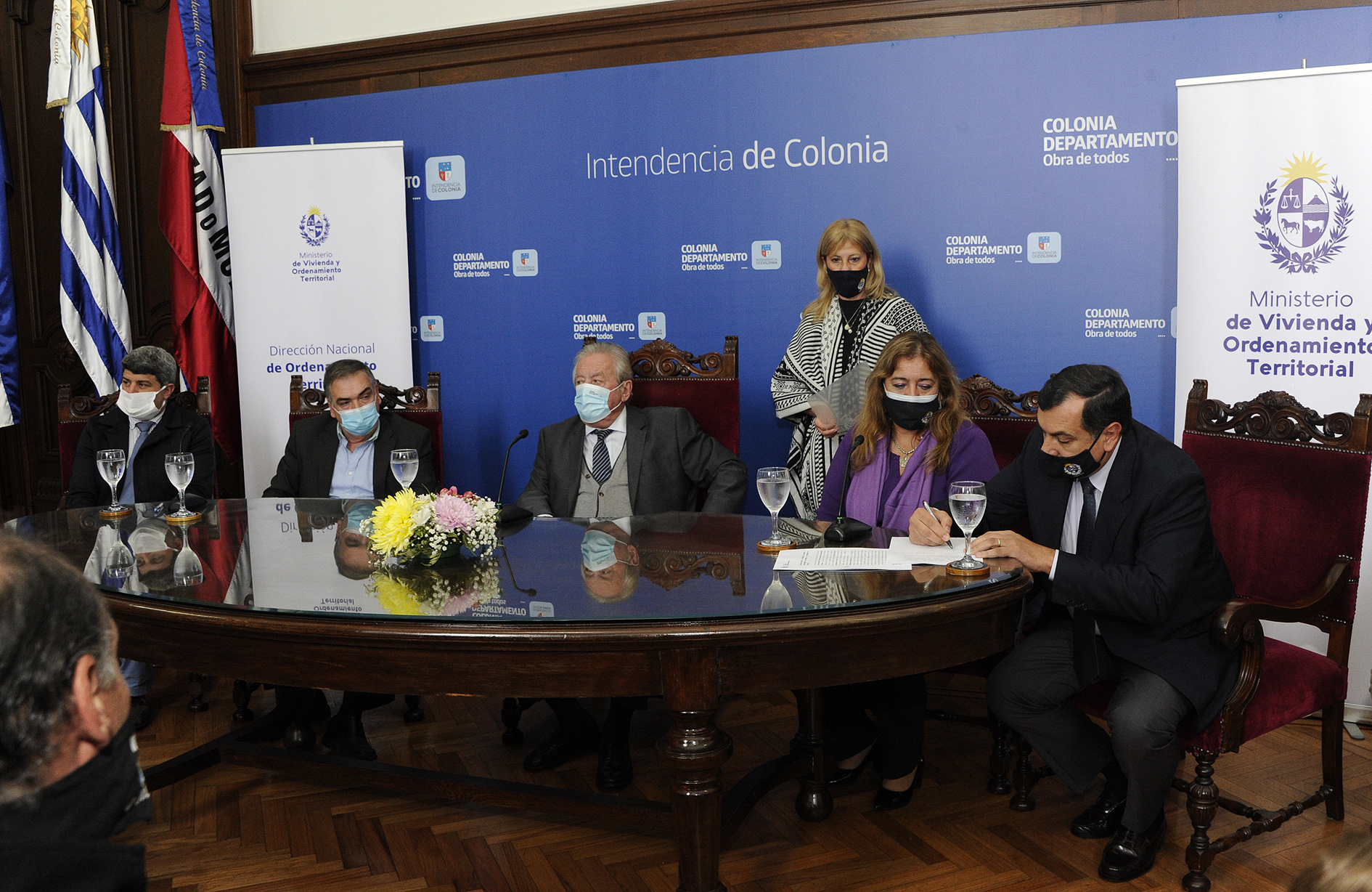 Firma de convenio entre el Ministerio de Vivienda y la Intendencia de Colonia, conferencia de prensa de autoridades