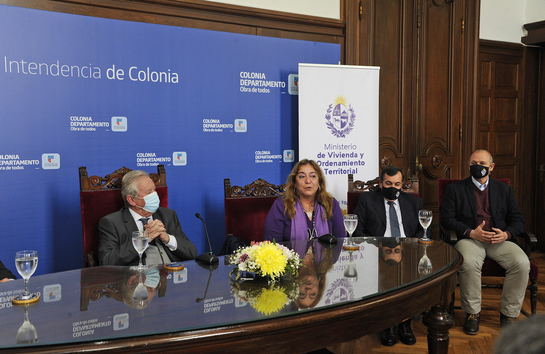 Firma de convenio entre el Ministerio de Vivienda y la Intendencia de Colonia, conferencia de prensa de autoridades