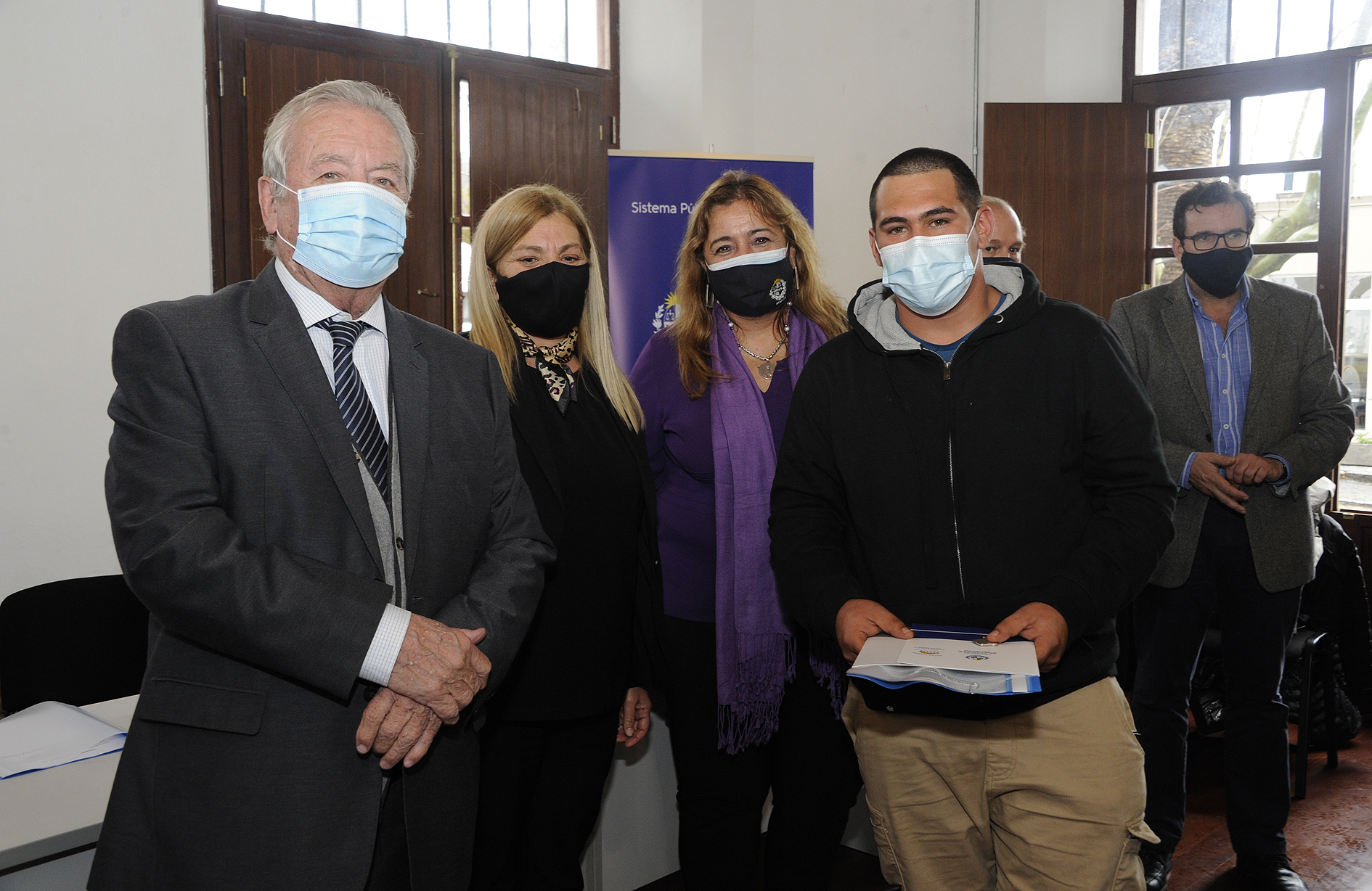 Entrega de 18 préstamos a familias de las localidades de la Estanzuela, Riachuelo y Semillero, para la refacción de viviendas
