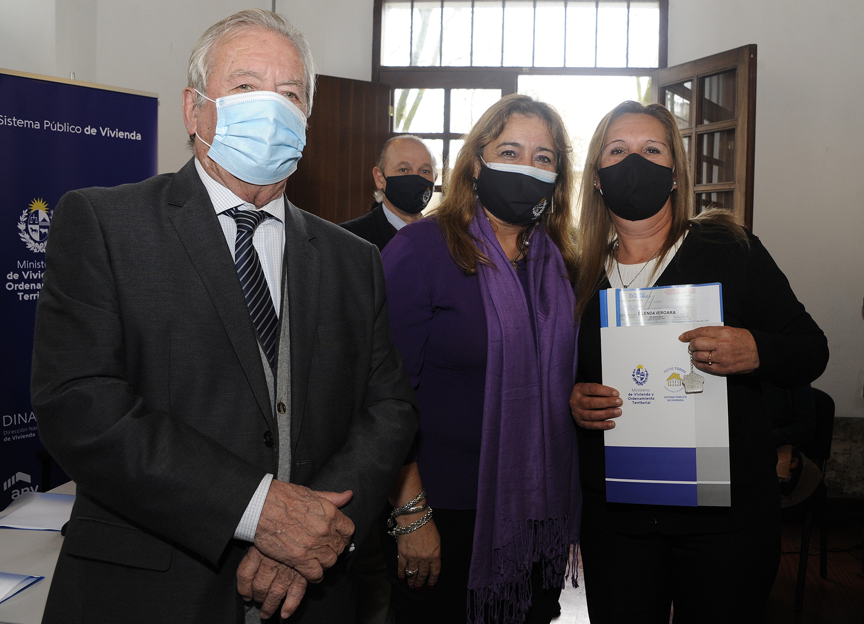 Entrega de 18 préstamos a familias de las localidades de la Estanzuela, Riachuelo y Semillero, para la refacción de viviendas
