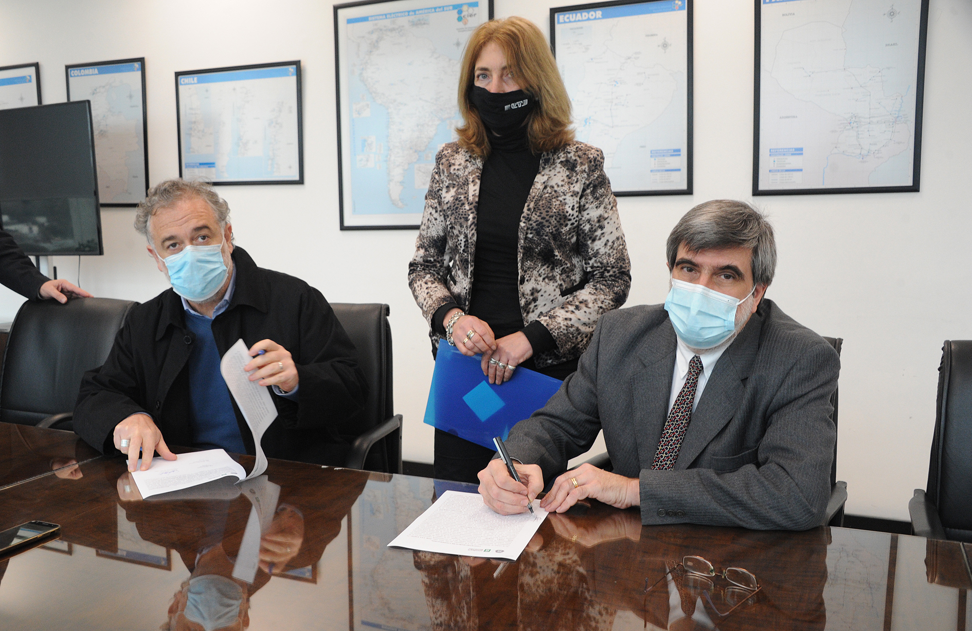 Autoridades durante la firma del acuerdo