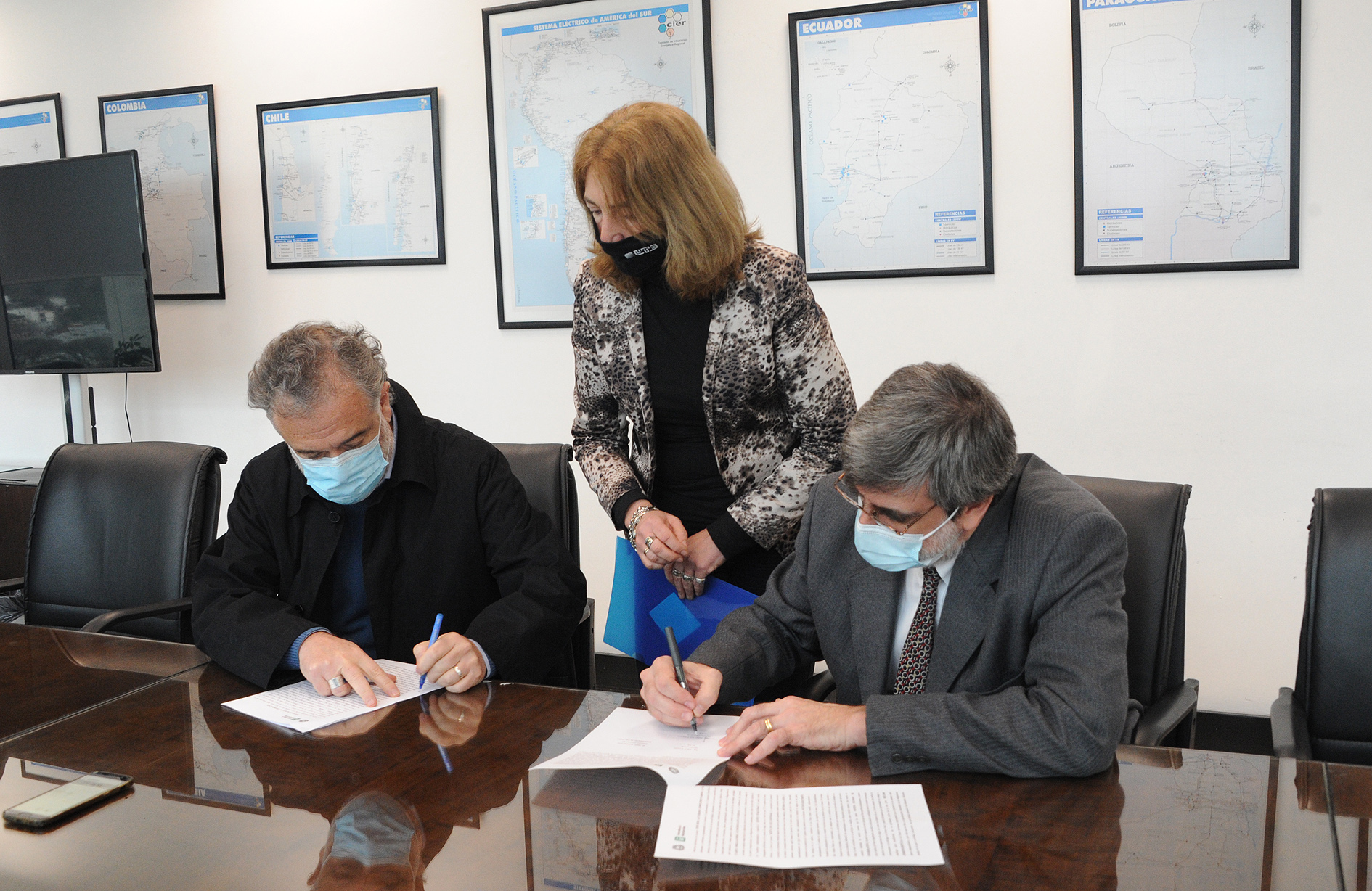 Autoridades durante la firma del acuerdo