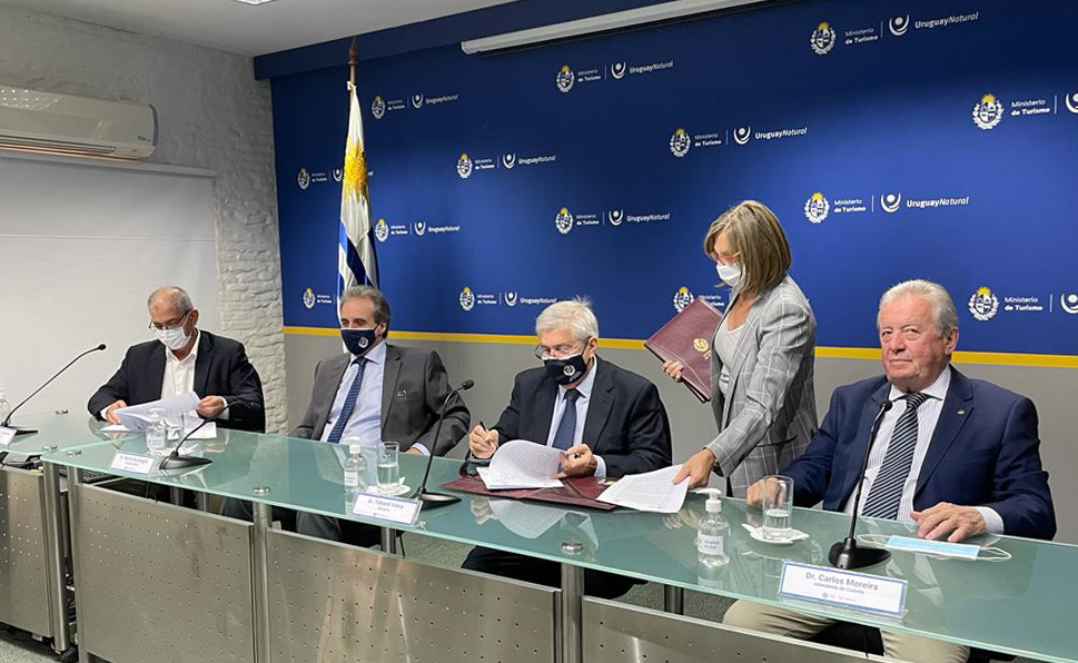 Ministerio de Turismo firma convenios con las intendencias de Flores y Colonia